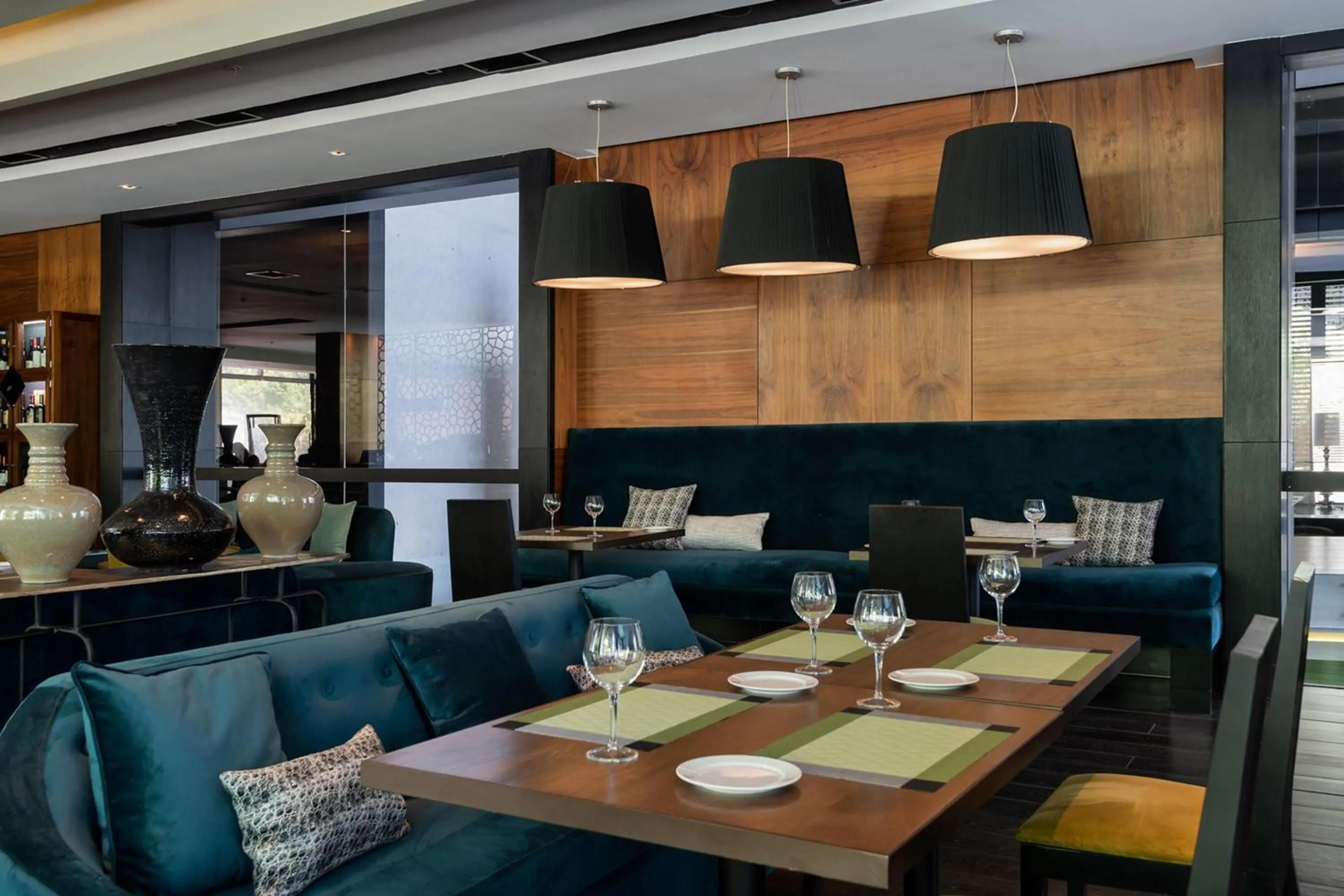 Restaurant/places to eat in Wyndham Santiago Pettra