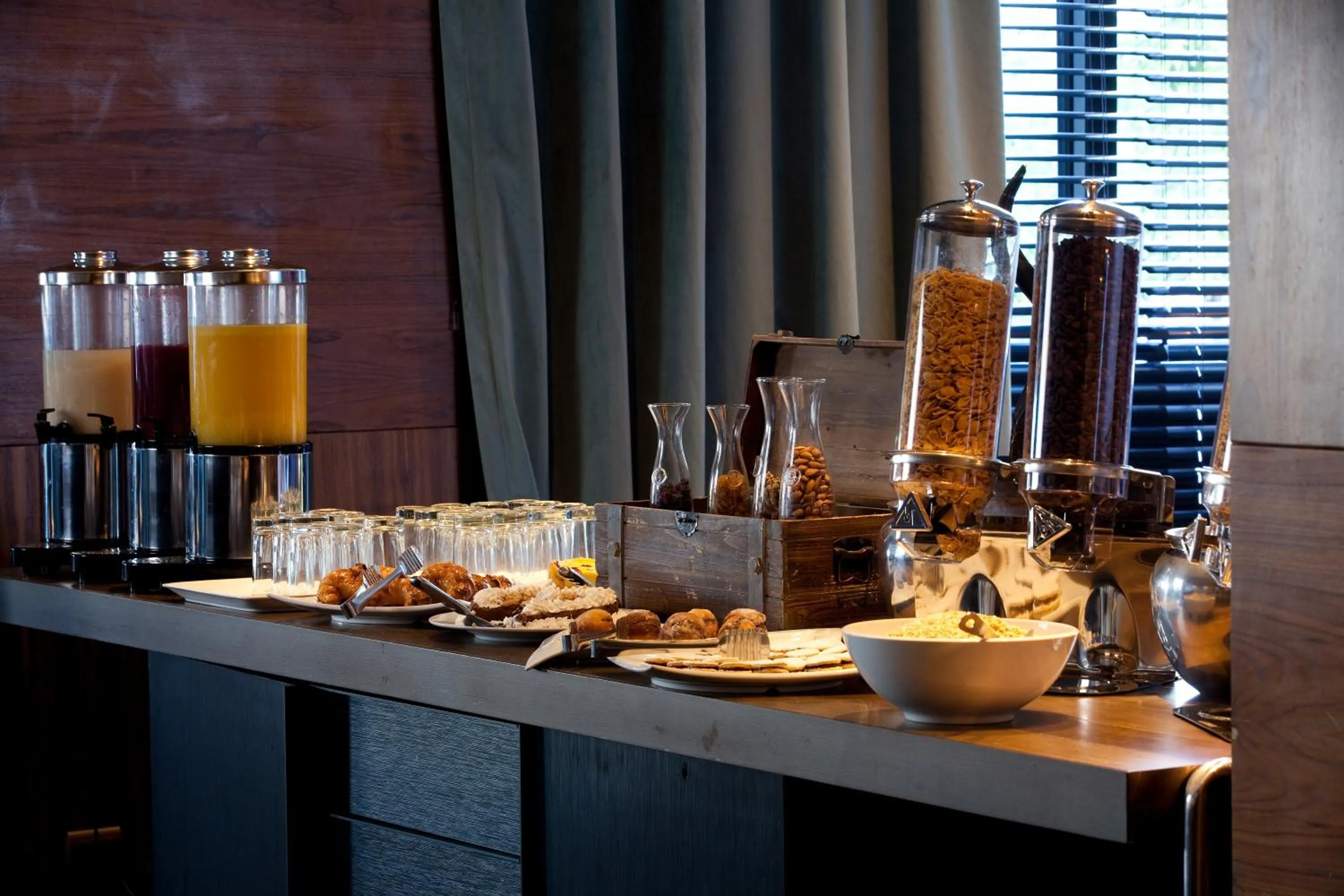 Food and drinks in Wyndham Santiago Pettra