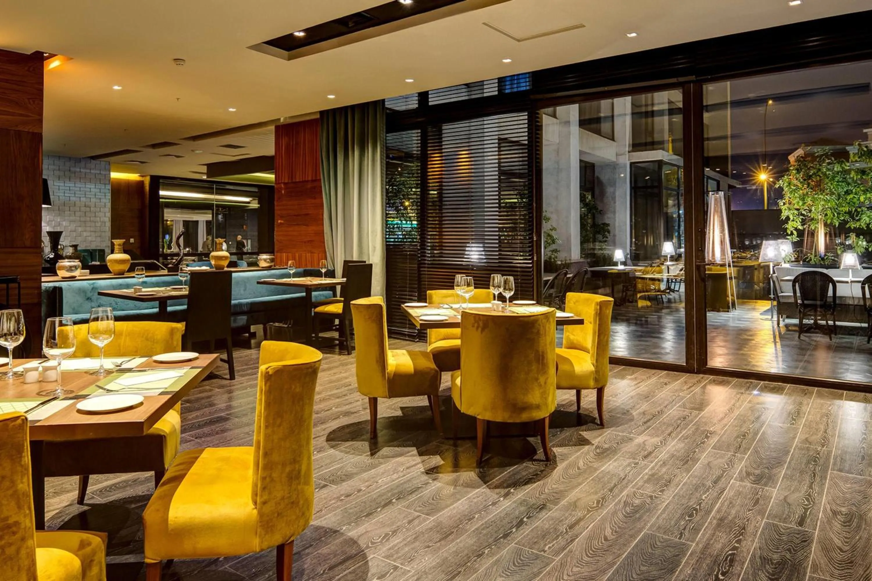 Restaurant/places to eat in Wyndham Santiago Pettra