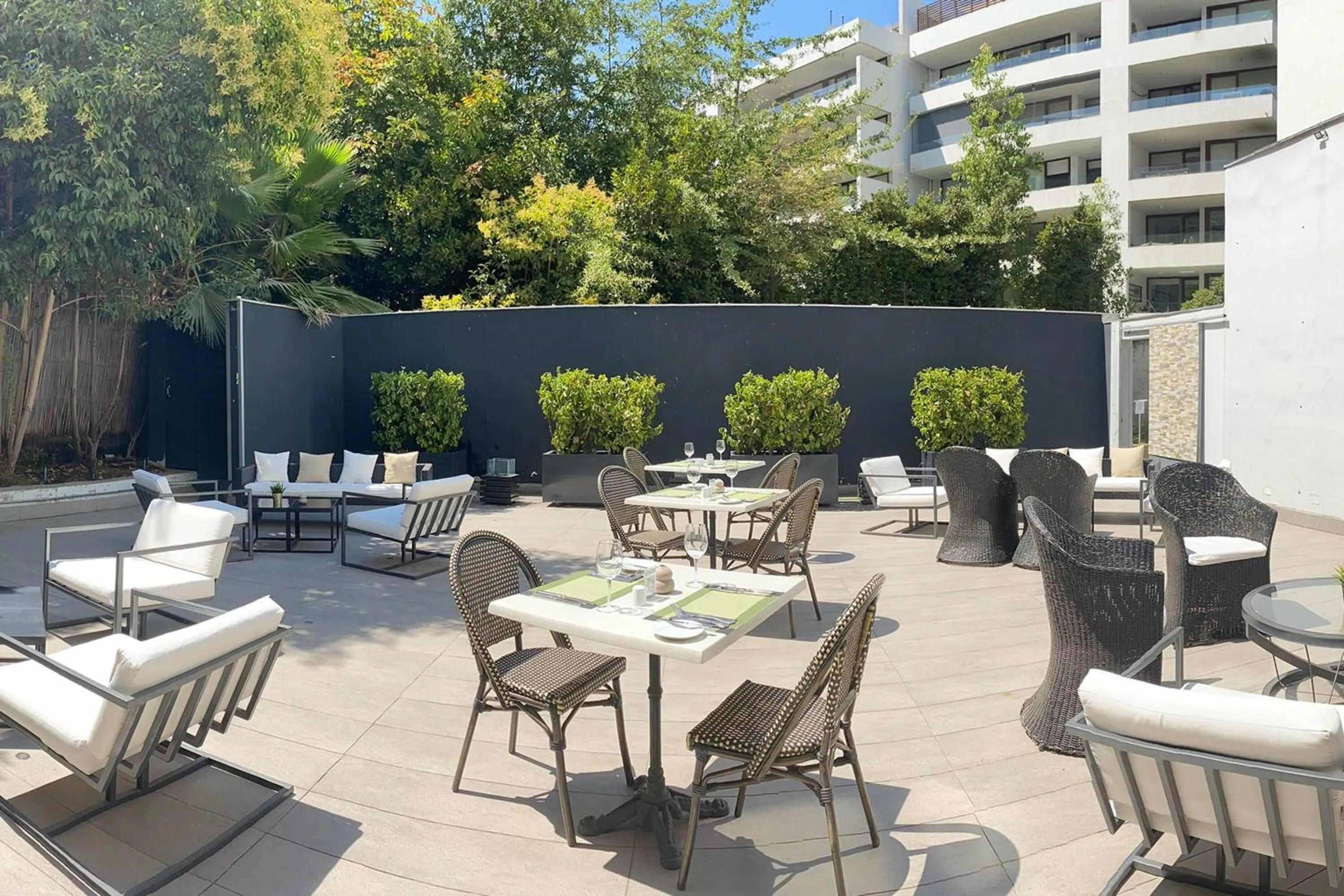 Restaurant/places to eat in Wyndham Santiago Pettra