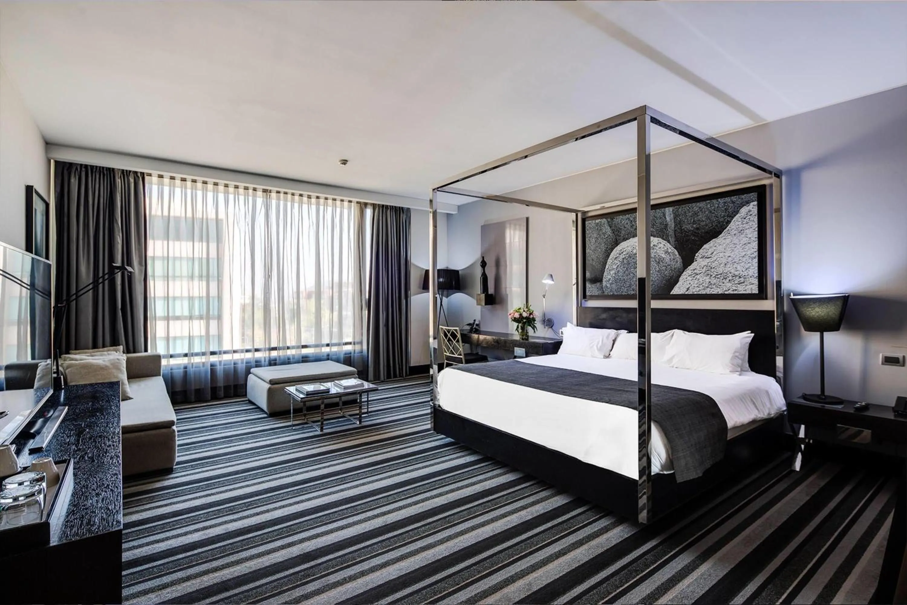 Photo of the whole room, Bed in Wyndham Santiago Pettra