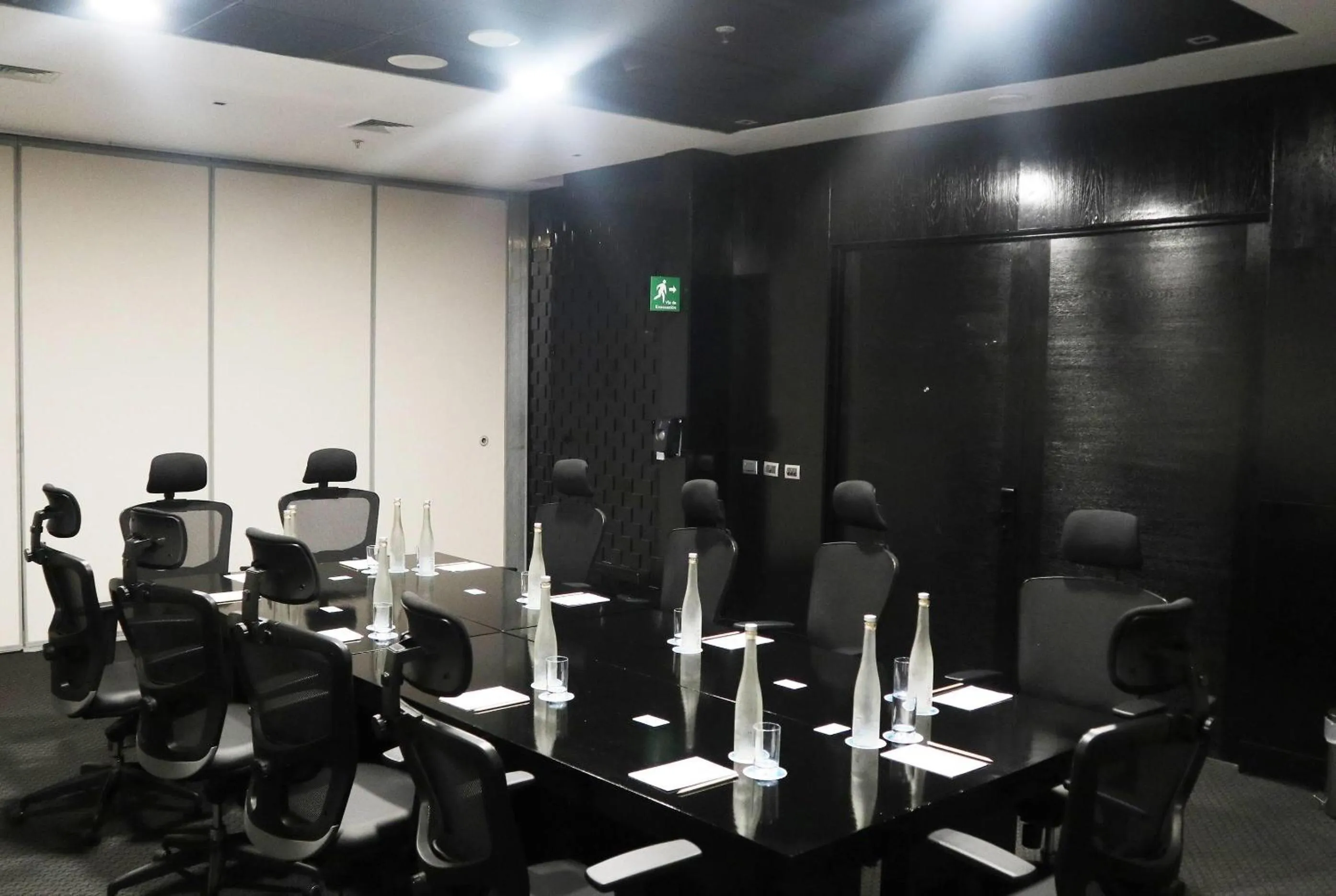Meeting/conference room in Wyndham Santiago Pettra