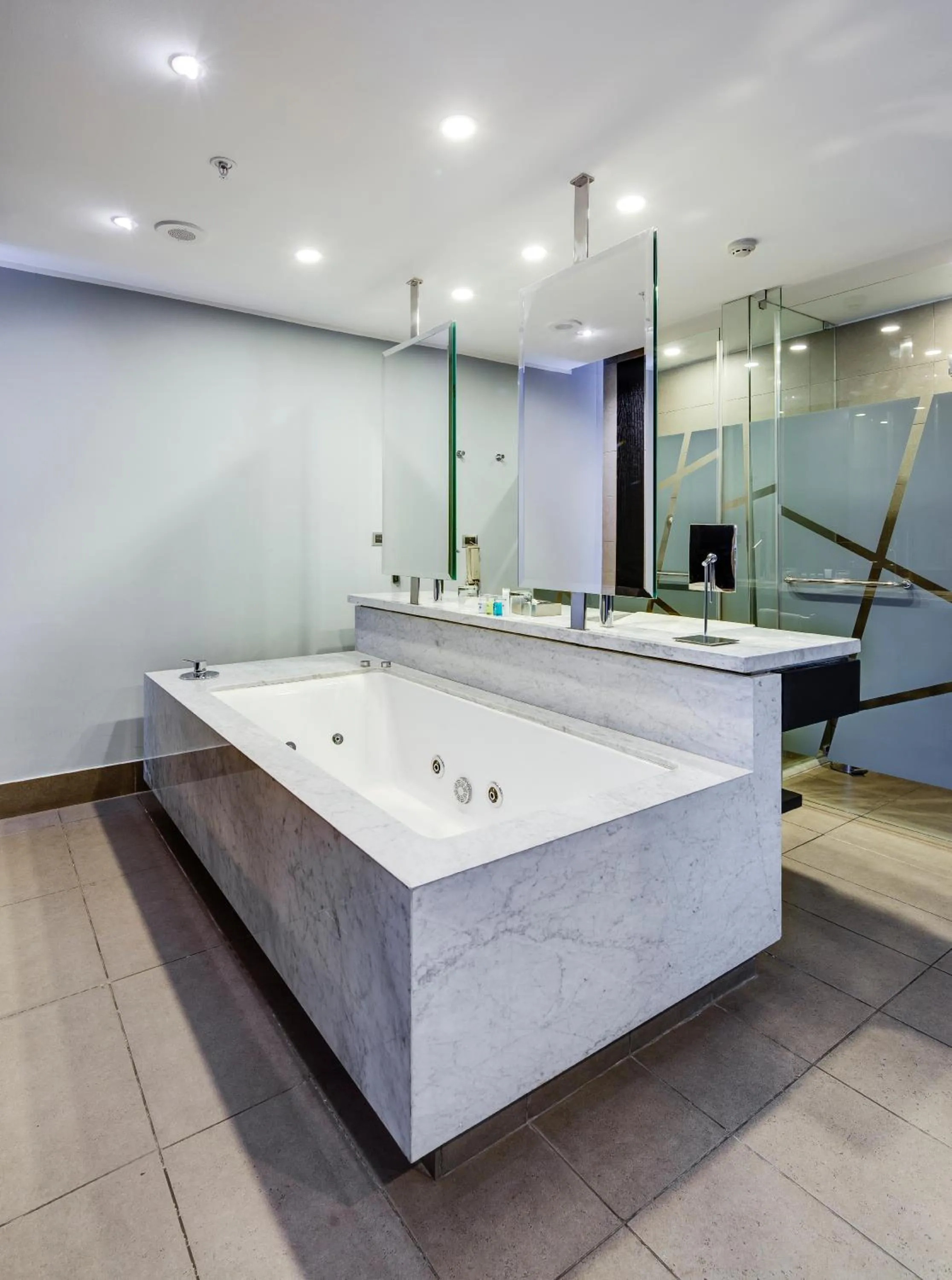 Shower in Wyndham Santiago Pettra