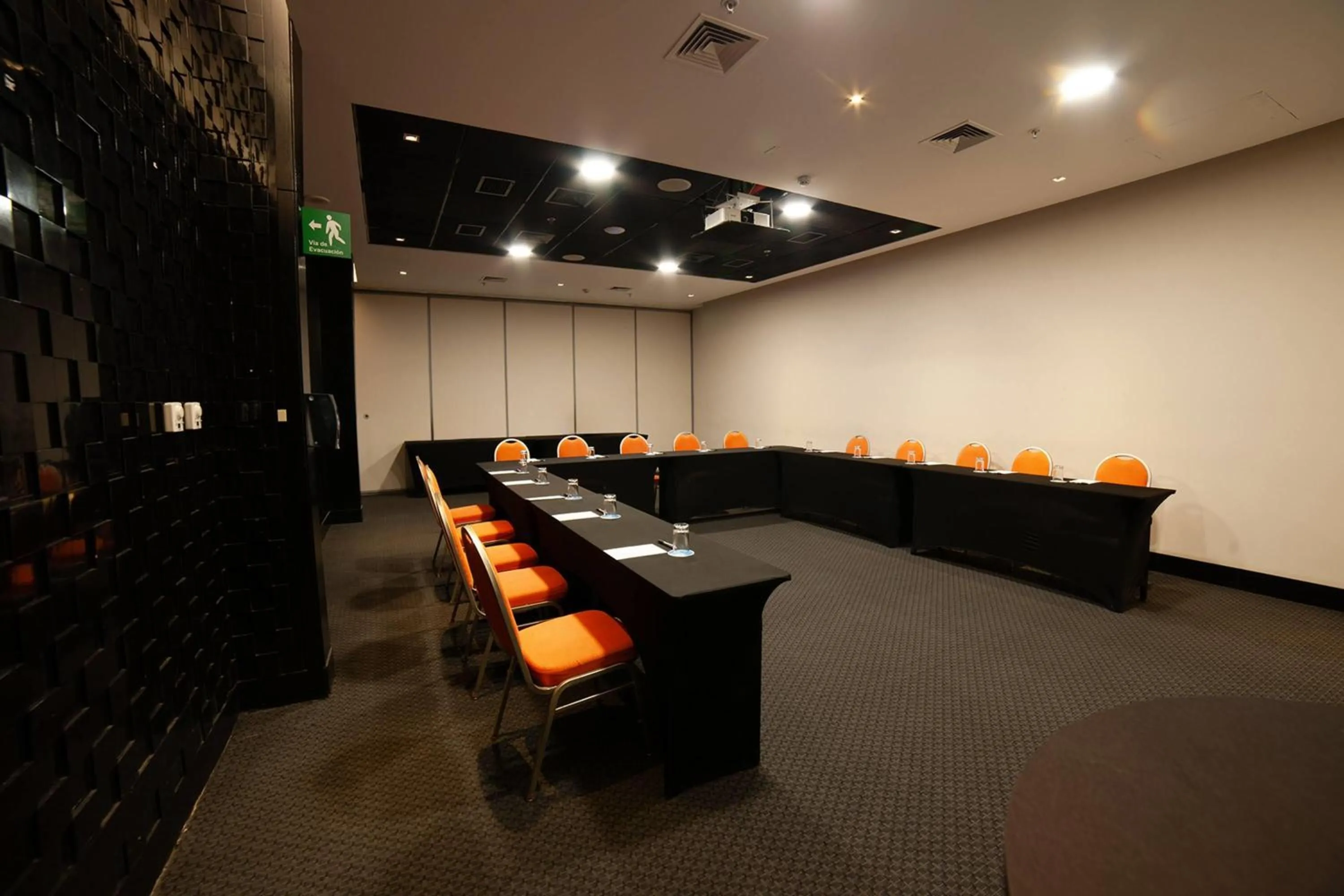 Meeting/conference room in Wyndham Santiago Pettra
