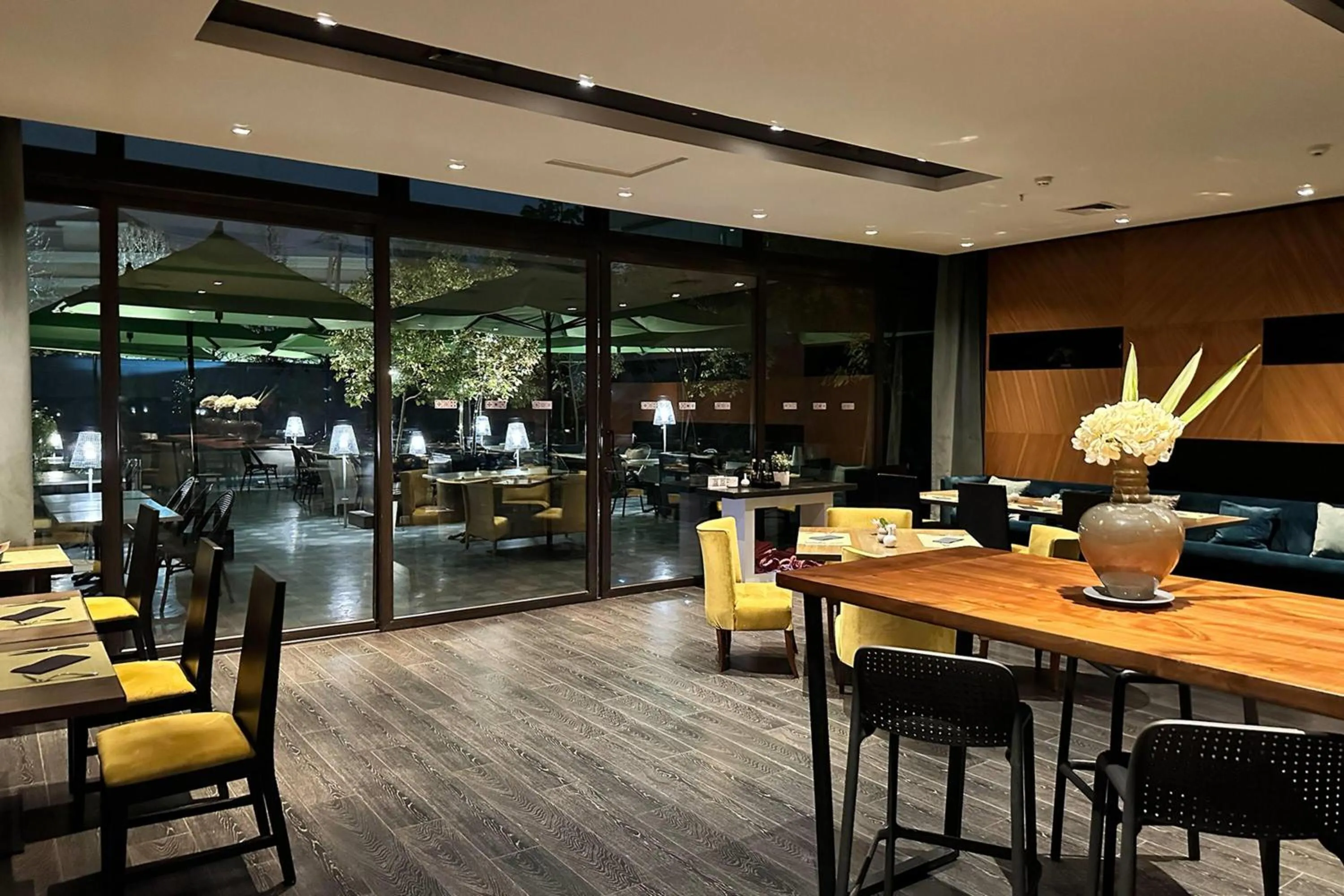 Restaurant/places to eat in Wyndham Santiago Pettra