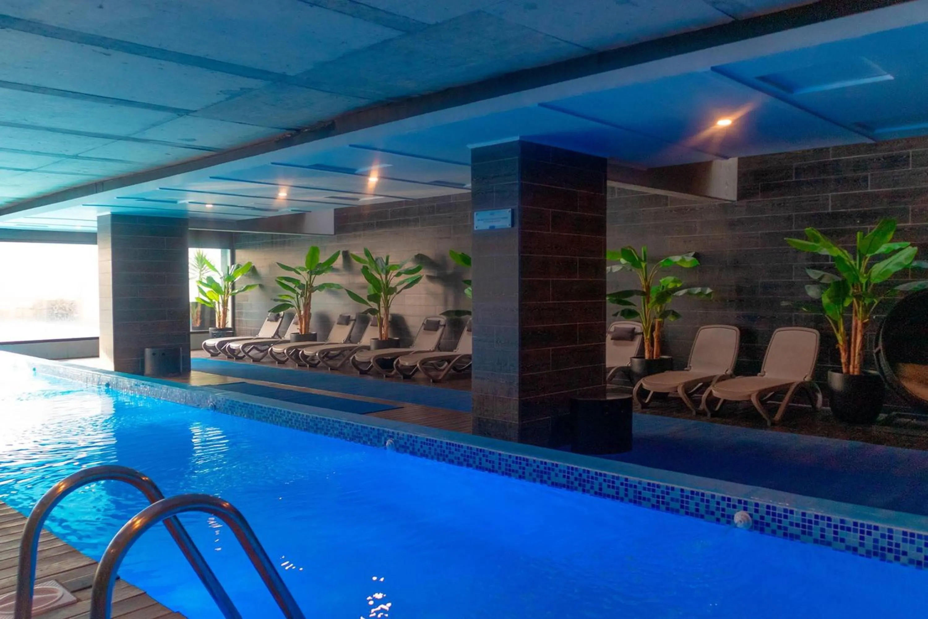 Pool view in Wyndham Santiago Pettra