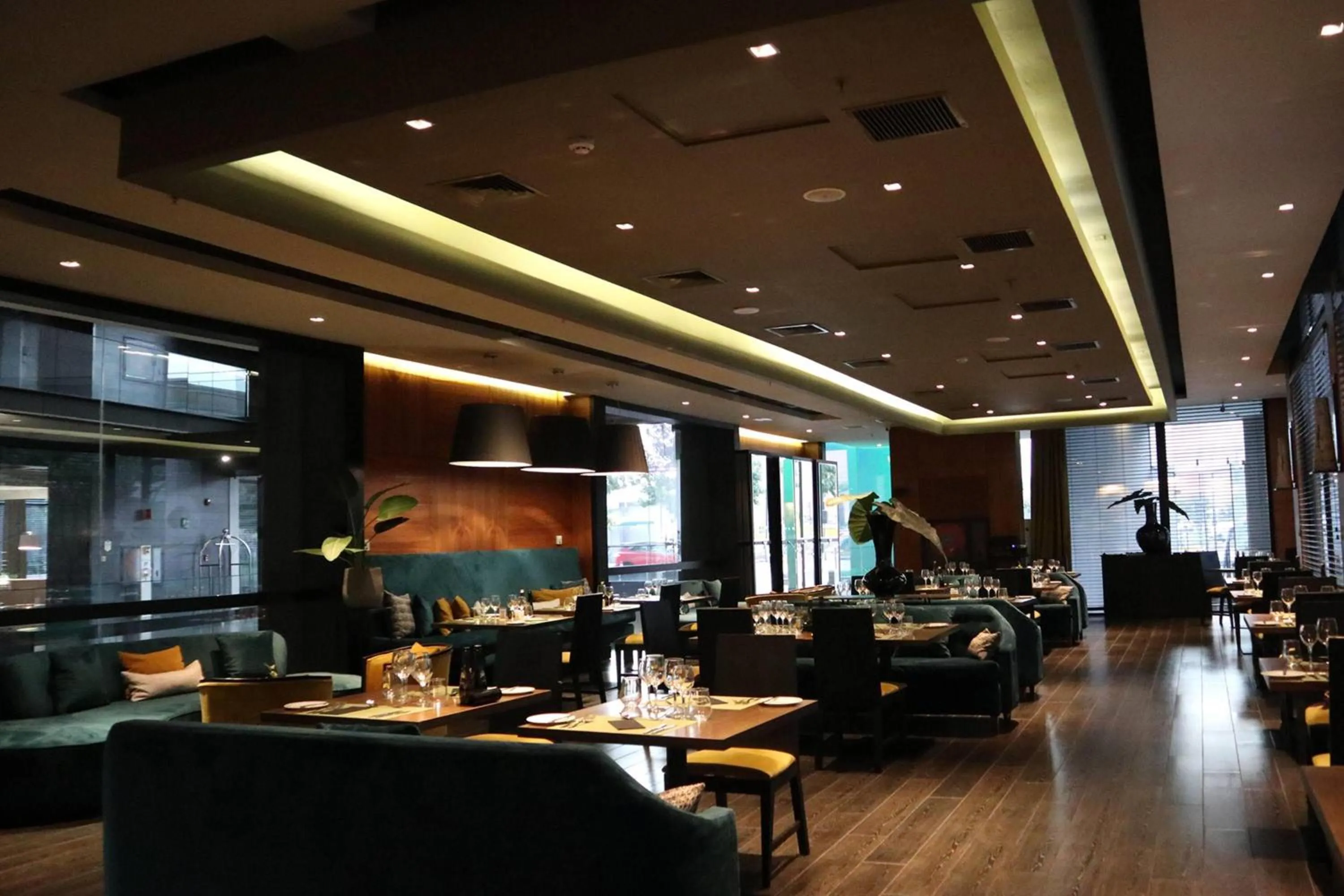 Restaurant/places to eat in Wyndham Santiago Pettra