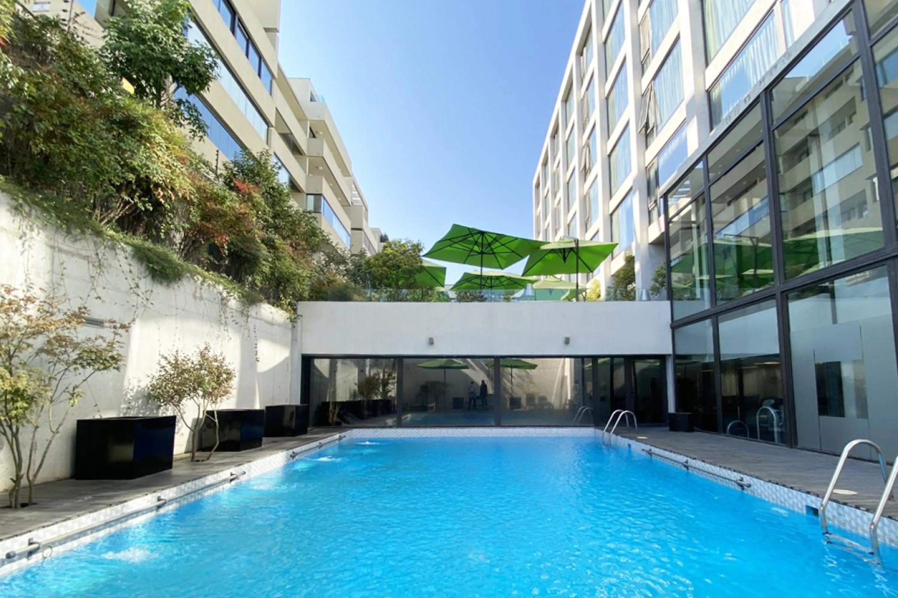 Swimming pool in Wyndham Santiago Pettra