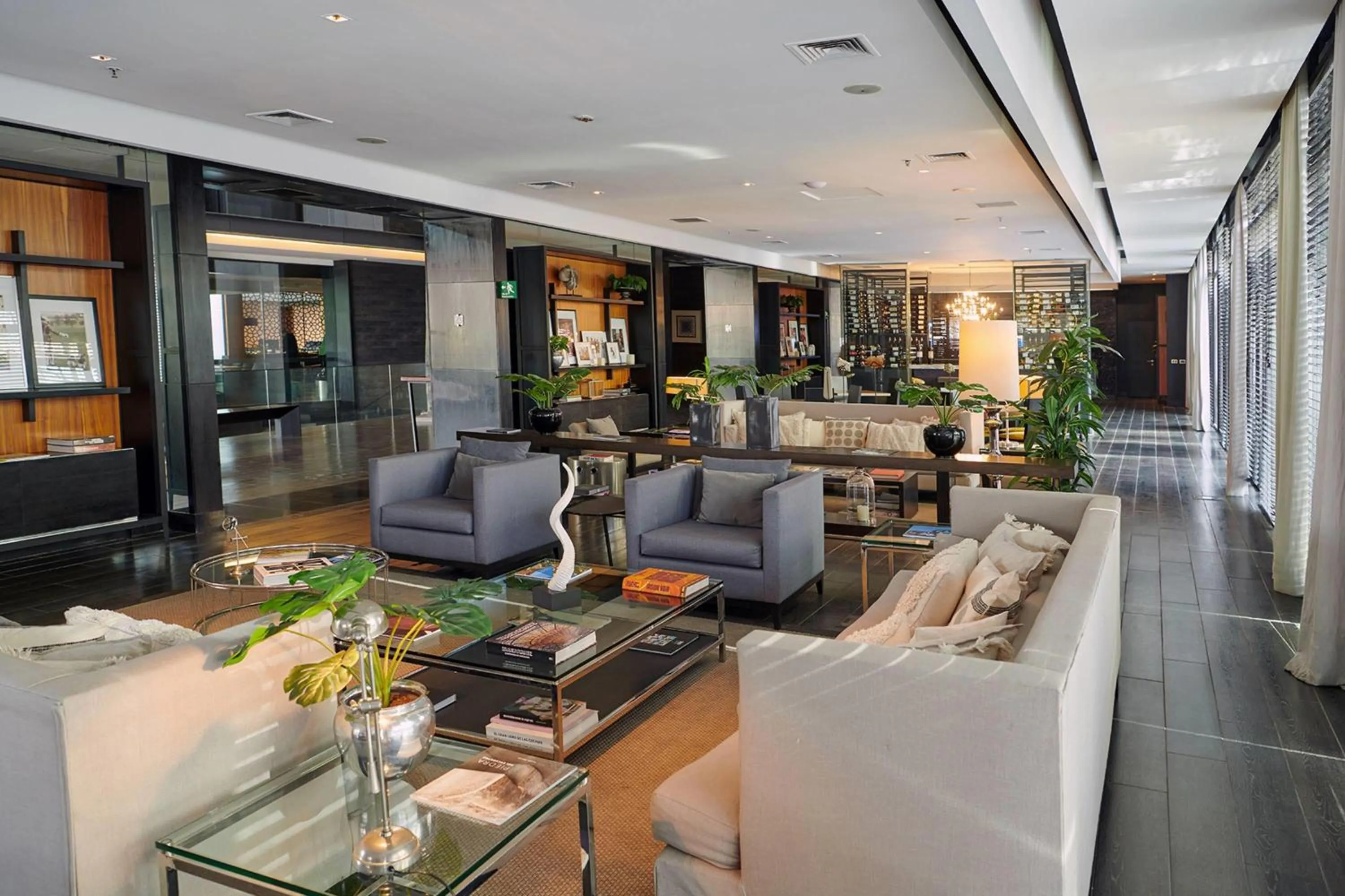 Lobby or reception in Wyndham Santiago Pettra