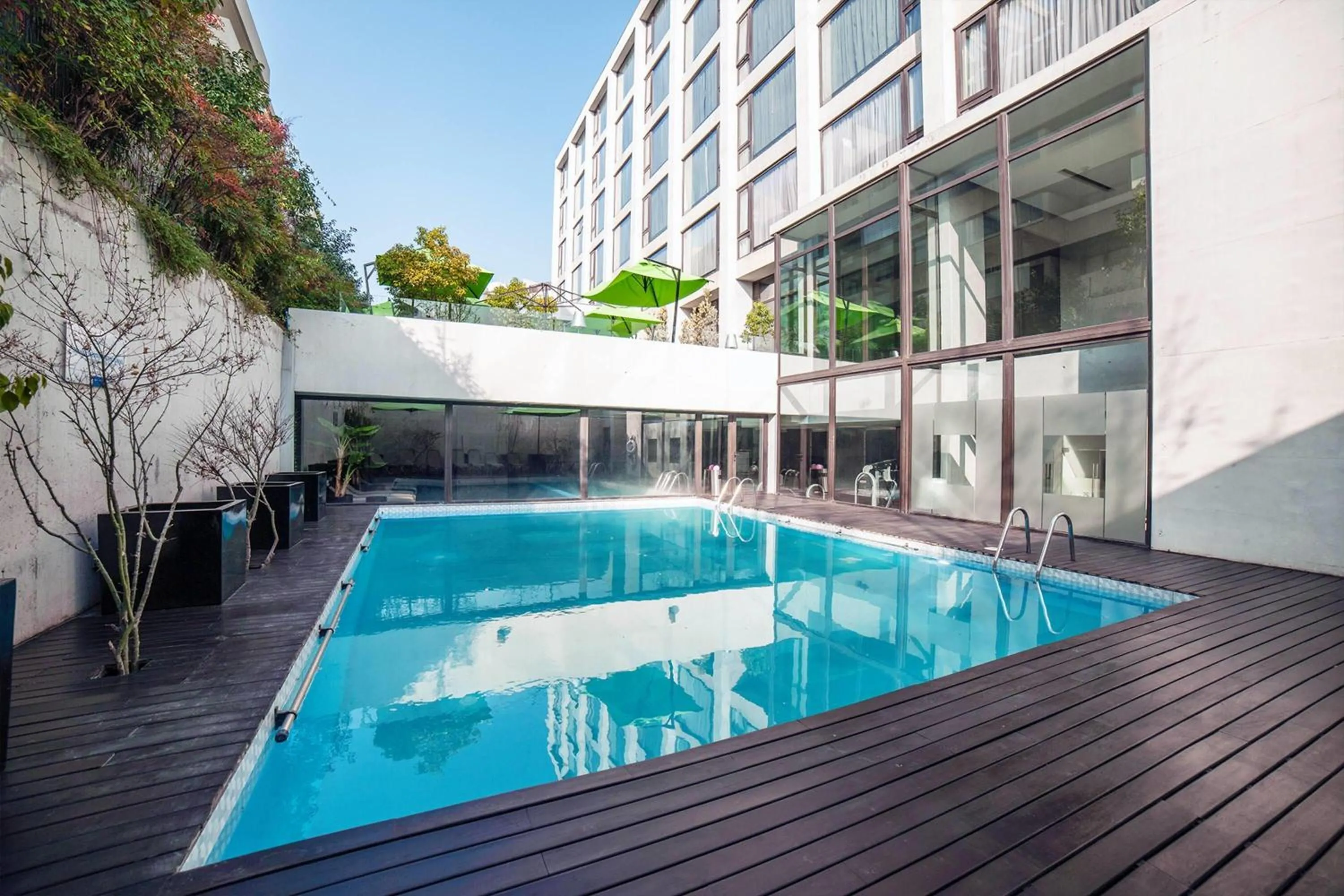 Pool view in Wyndham Santiago Pettra