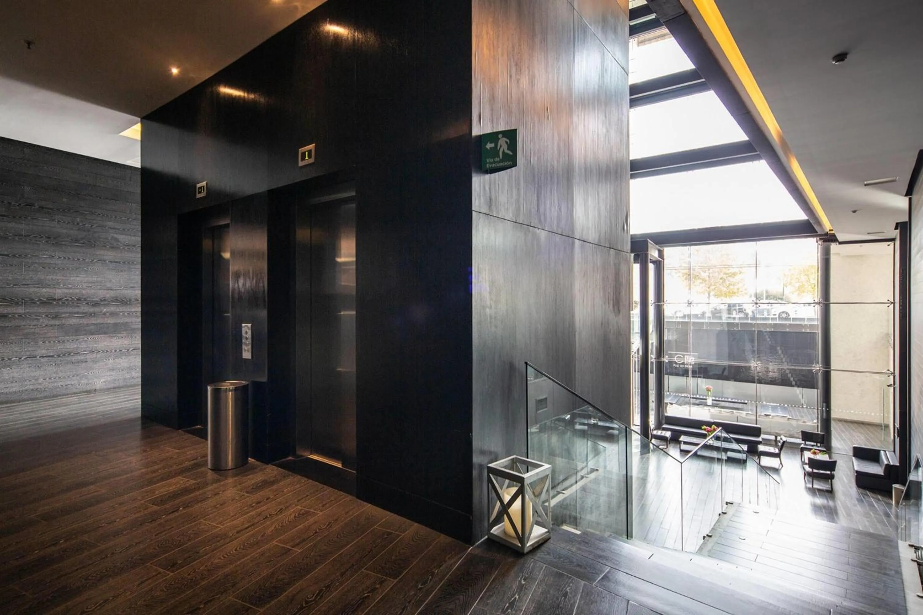 Lobby or reception in Wyndham Santiago Pettra