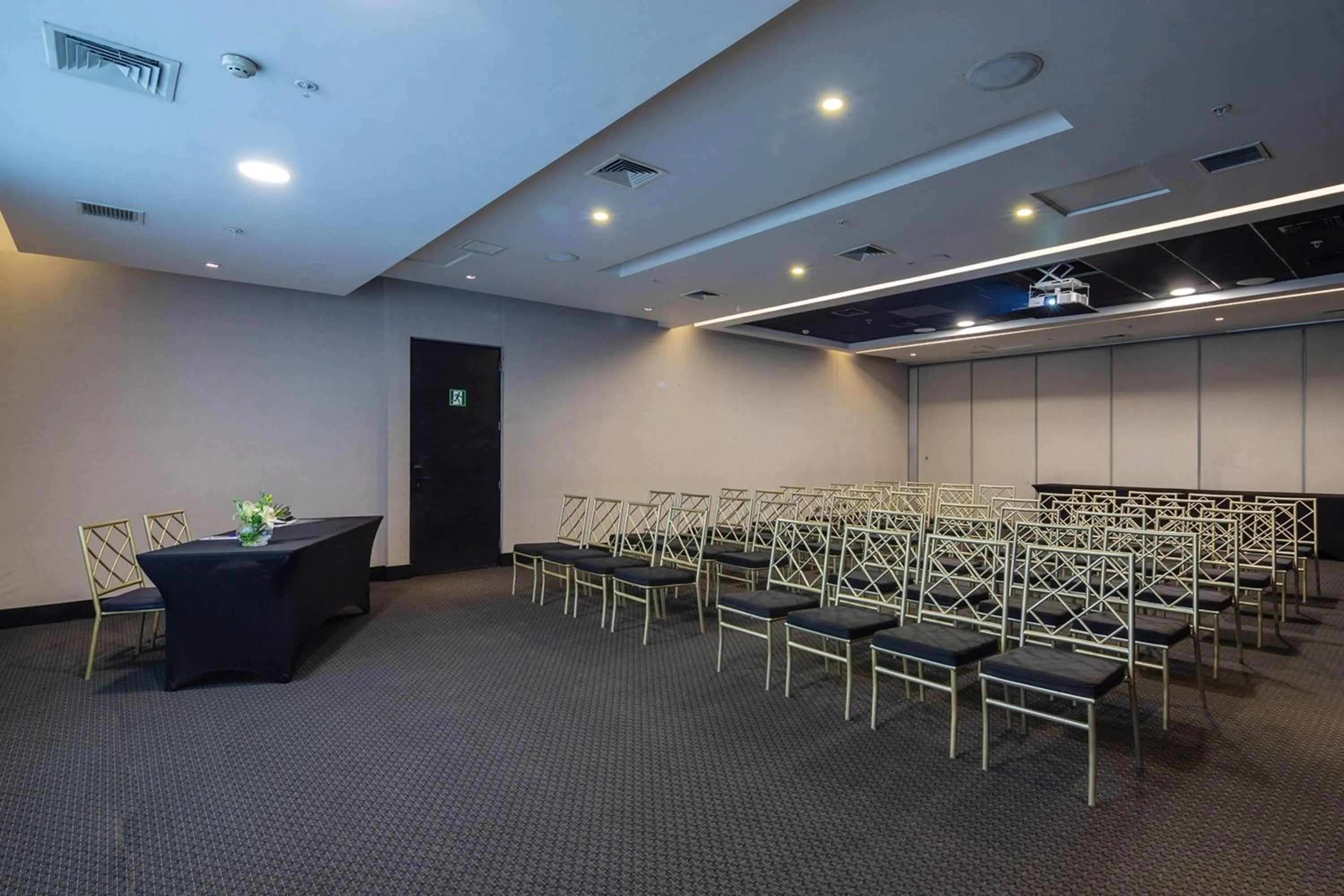 Meeting/conference room in Wyndham Santiago Pettra