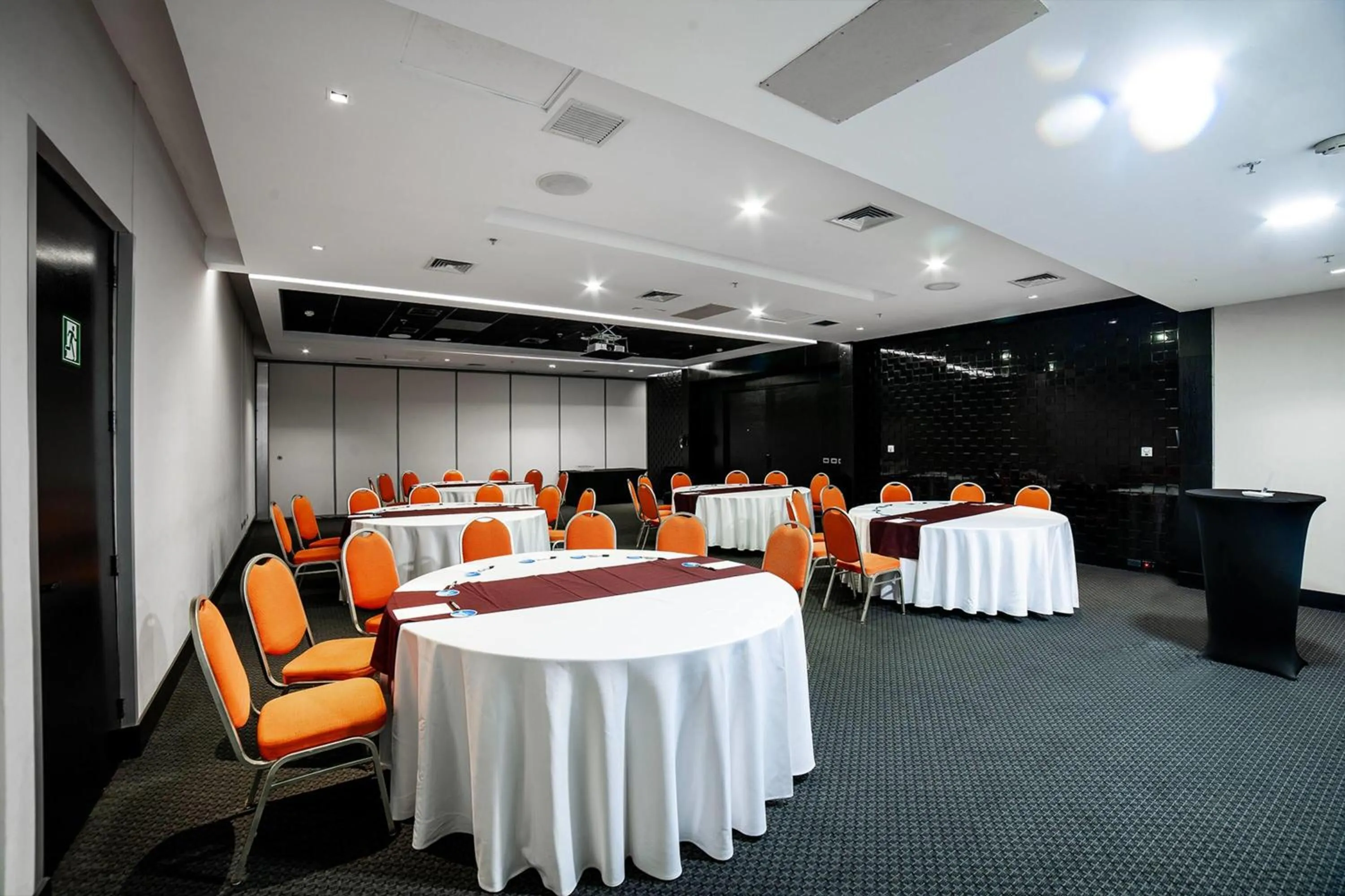 Meeting/conference room in Wyndham Santiago Pettra