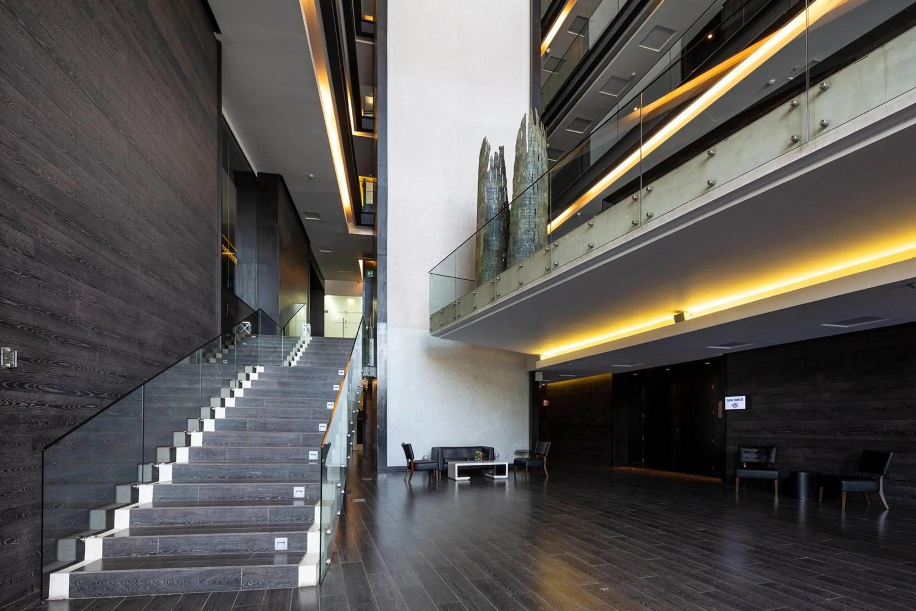Lobby or reception in Wyndham Santiago Pettra