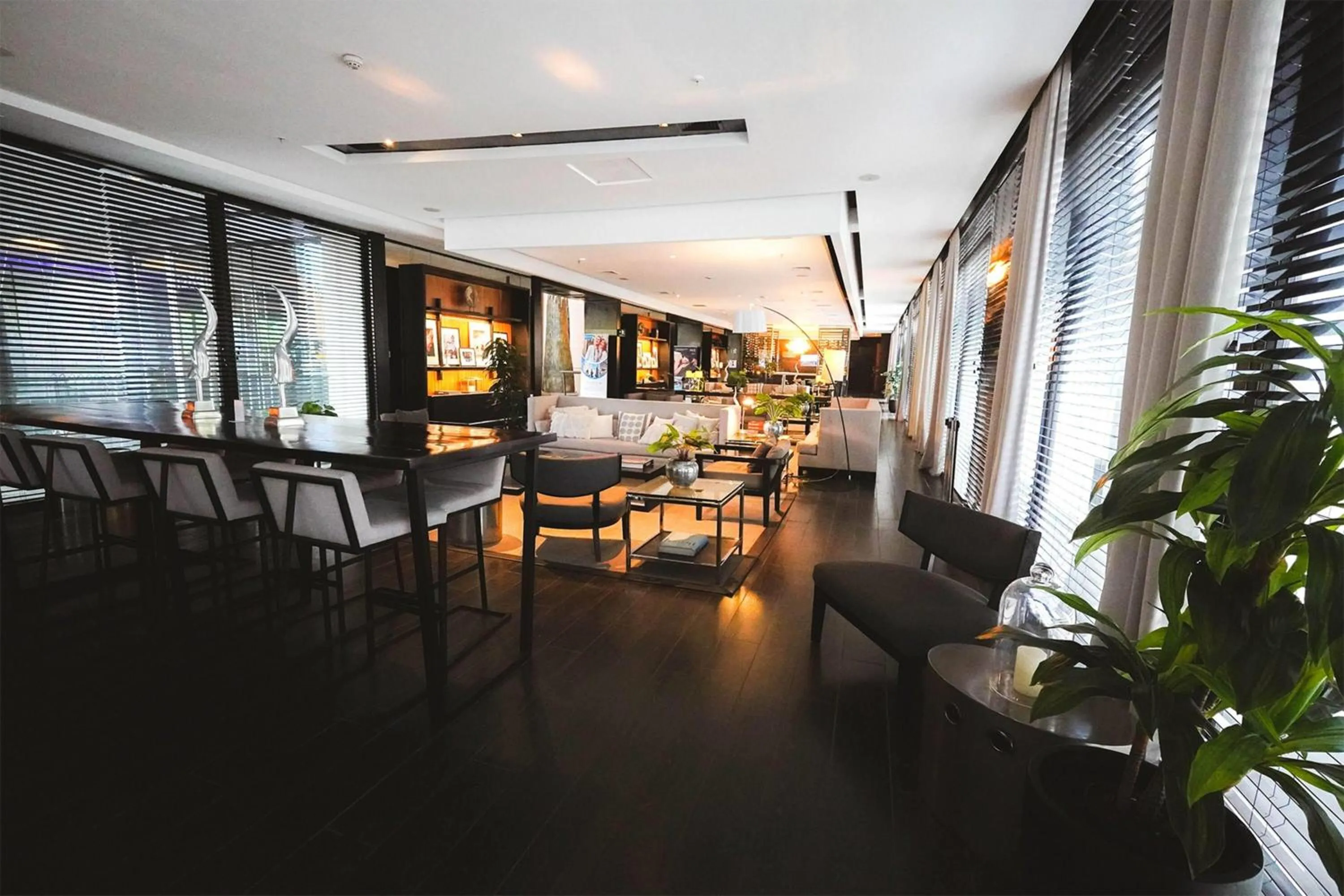 Lobby or reception in Wyndham Santiago Pettra