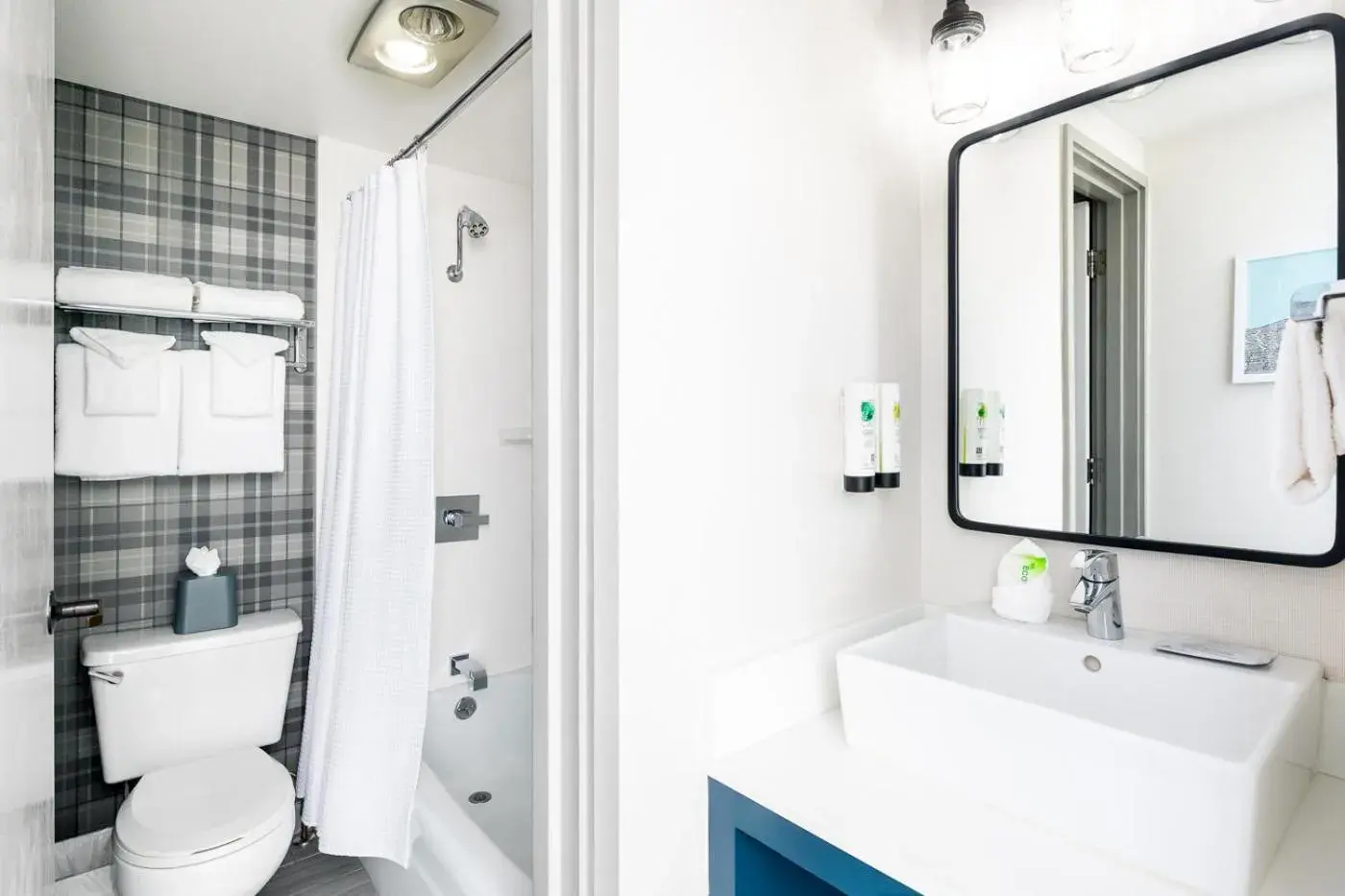 Deluxe Triple Room in Gravity Haus Steamboat Deluxe Triple Room in Gravity Haus Steamboat