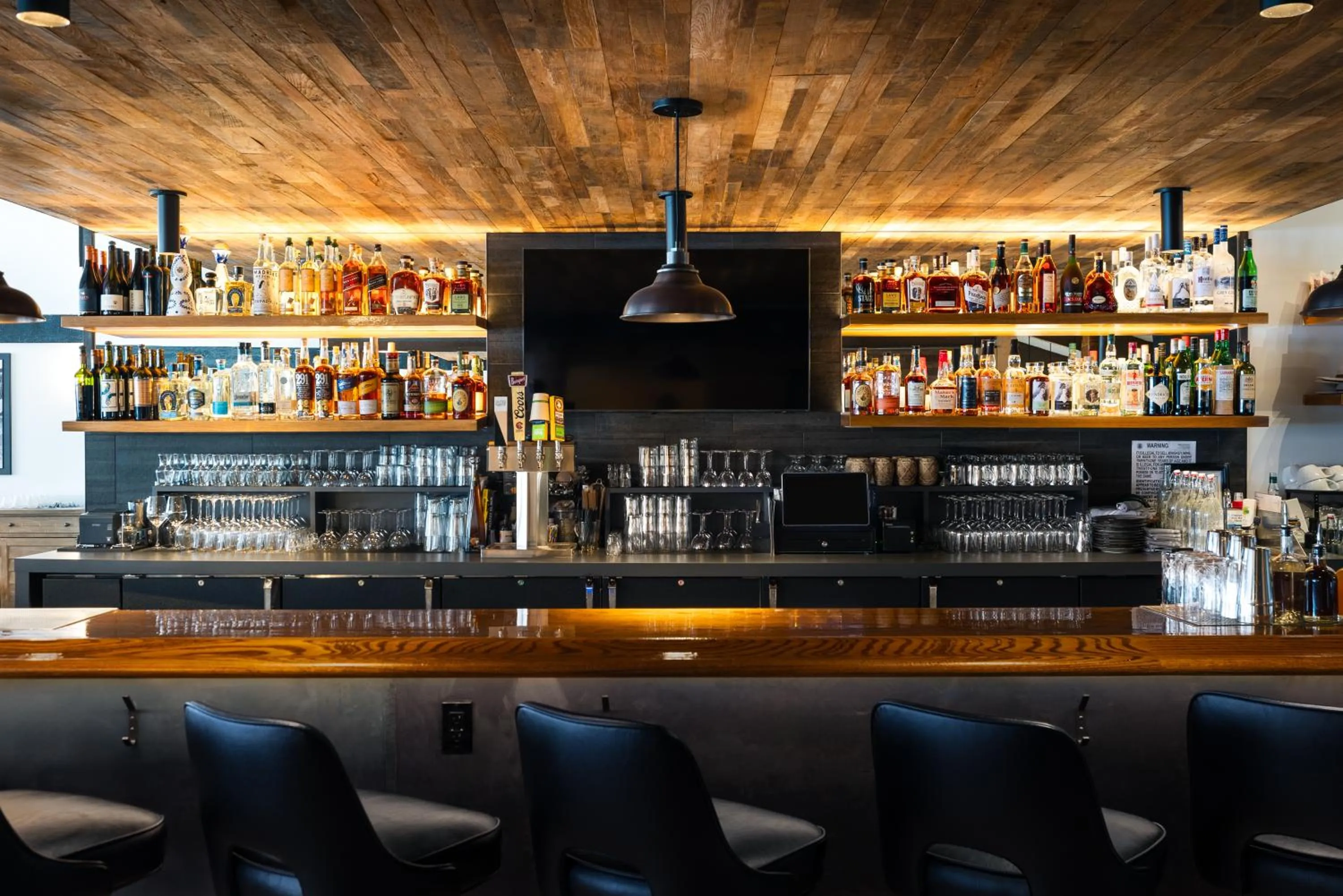 Lounge or bar in Gravity Haus Steamboat