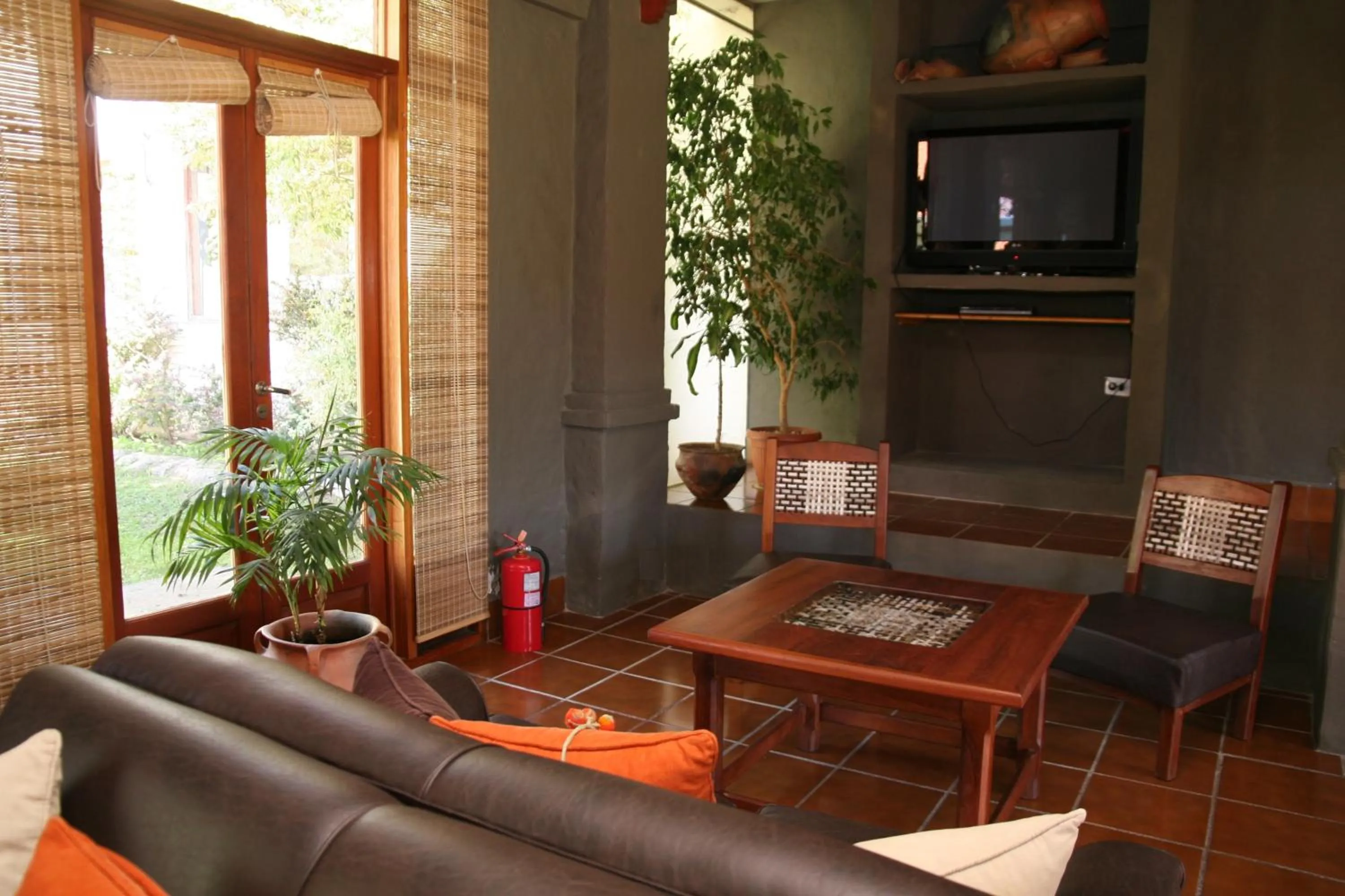 Communal lounge/ TV room in Hostería Lunahuana