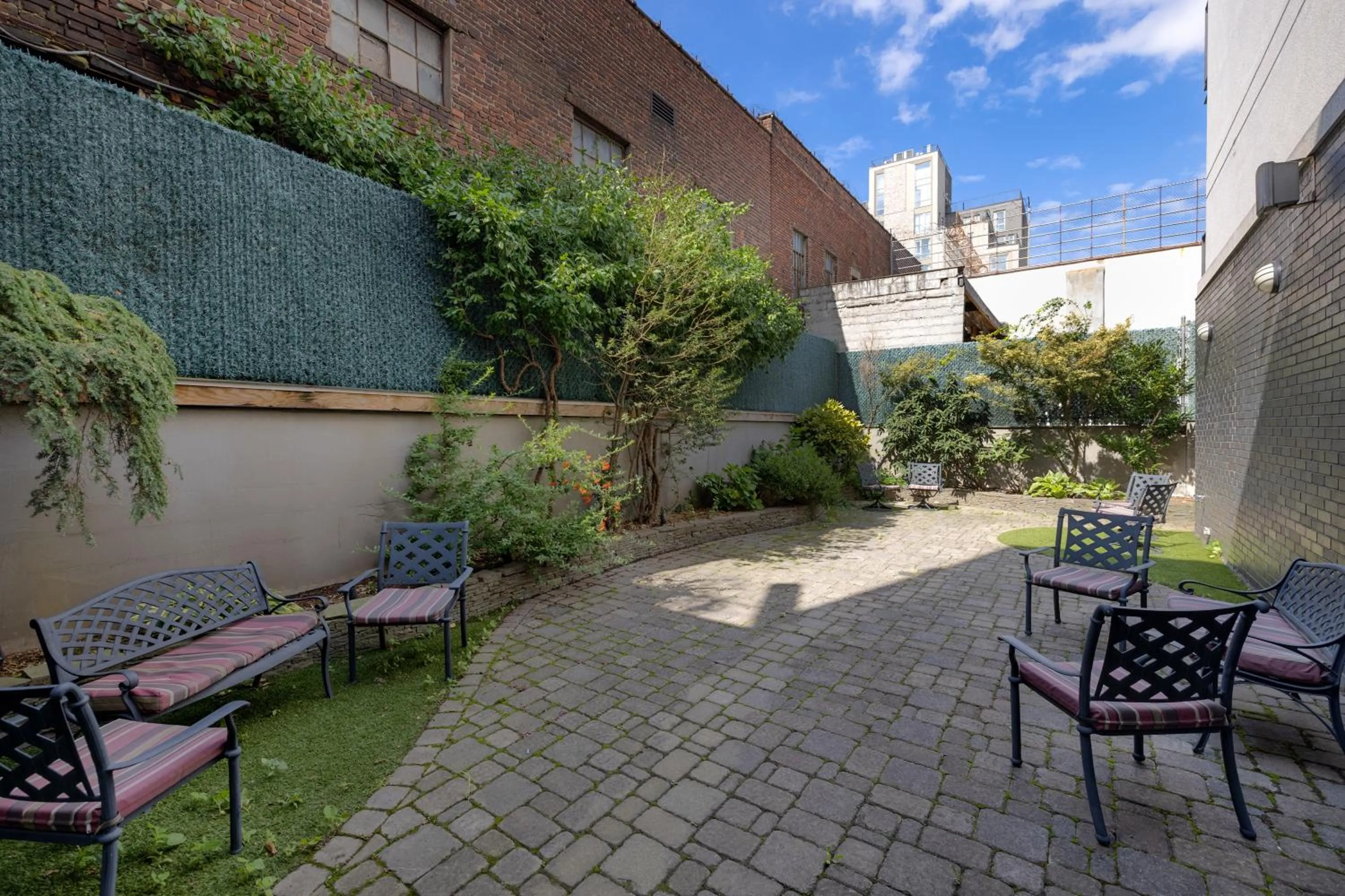 Garden in Aura Hotel Brooklyn