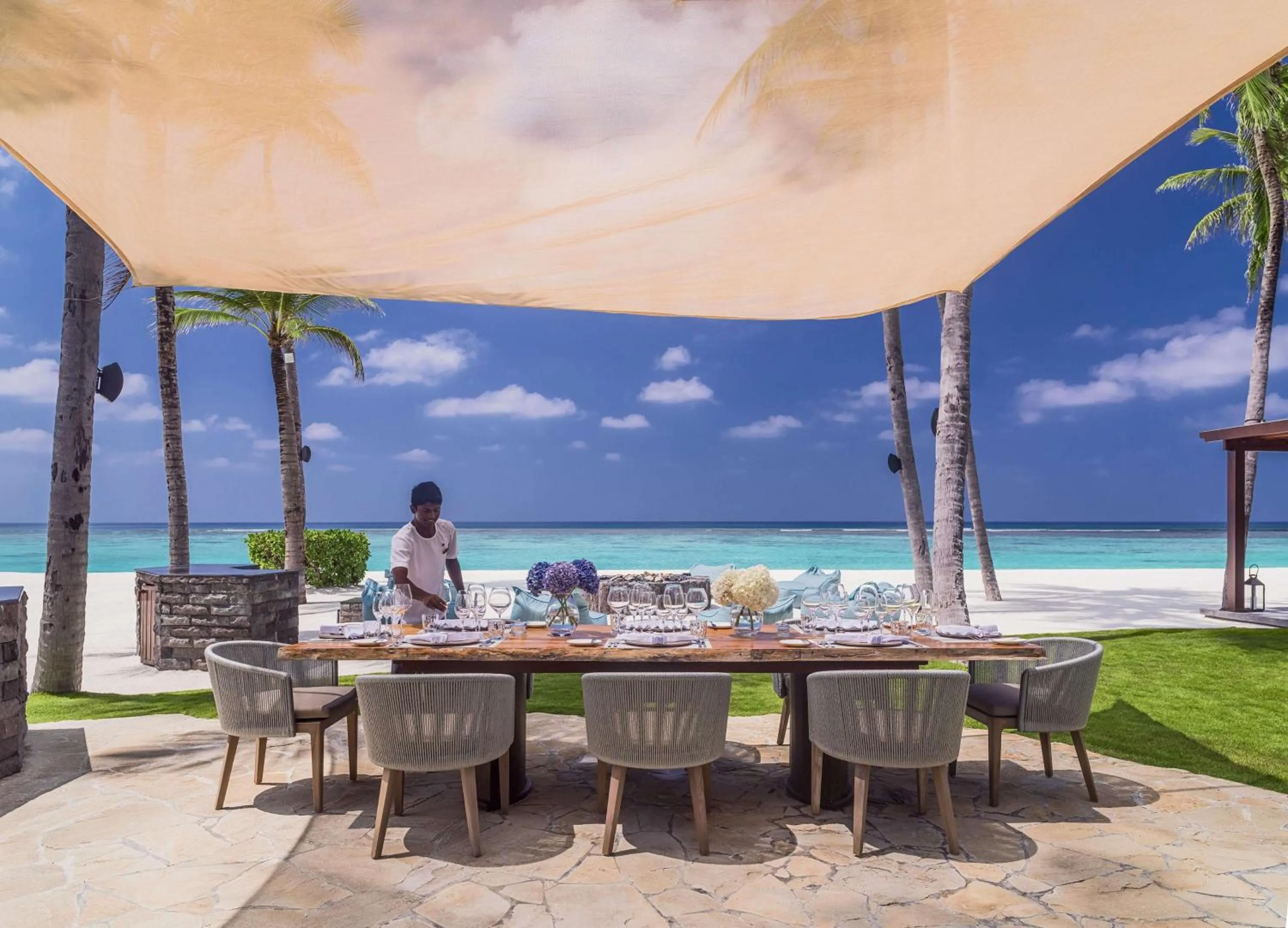 Dining area in One&Only Reethi Rah
