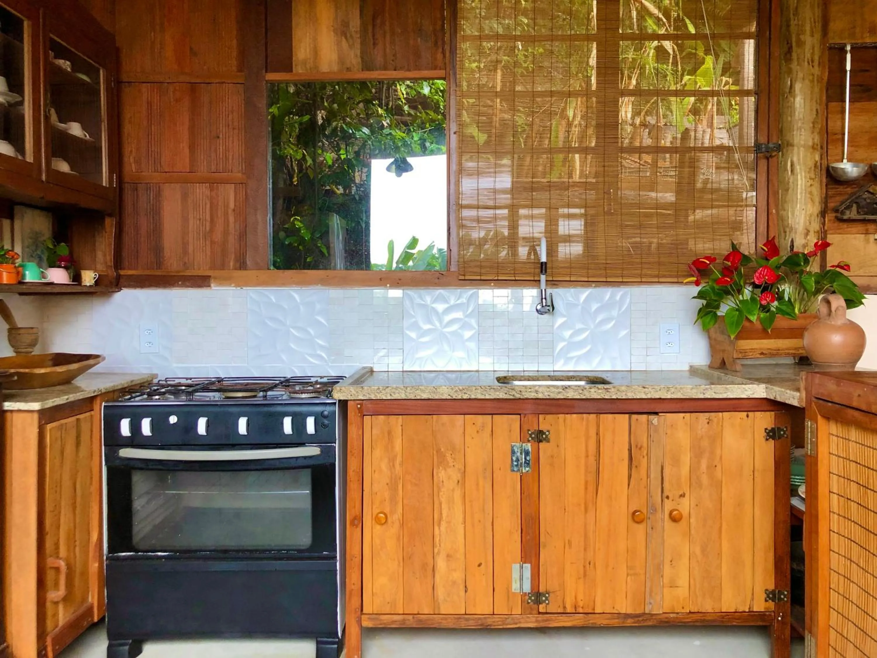Kitchen or kitchenette in Eliza, Bangalô vista mar em Trancoso