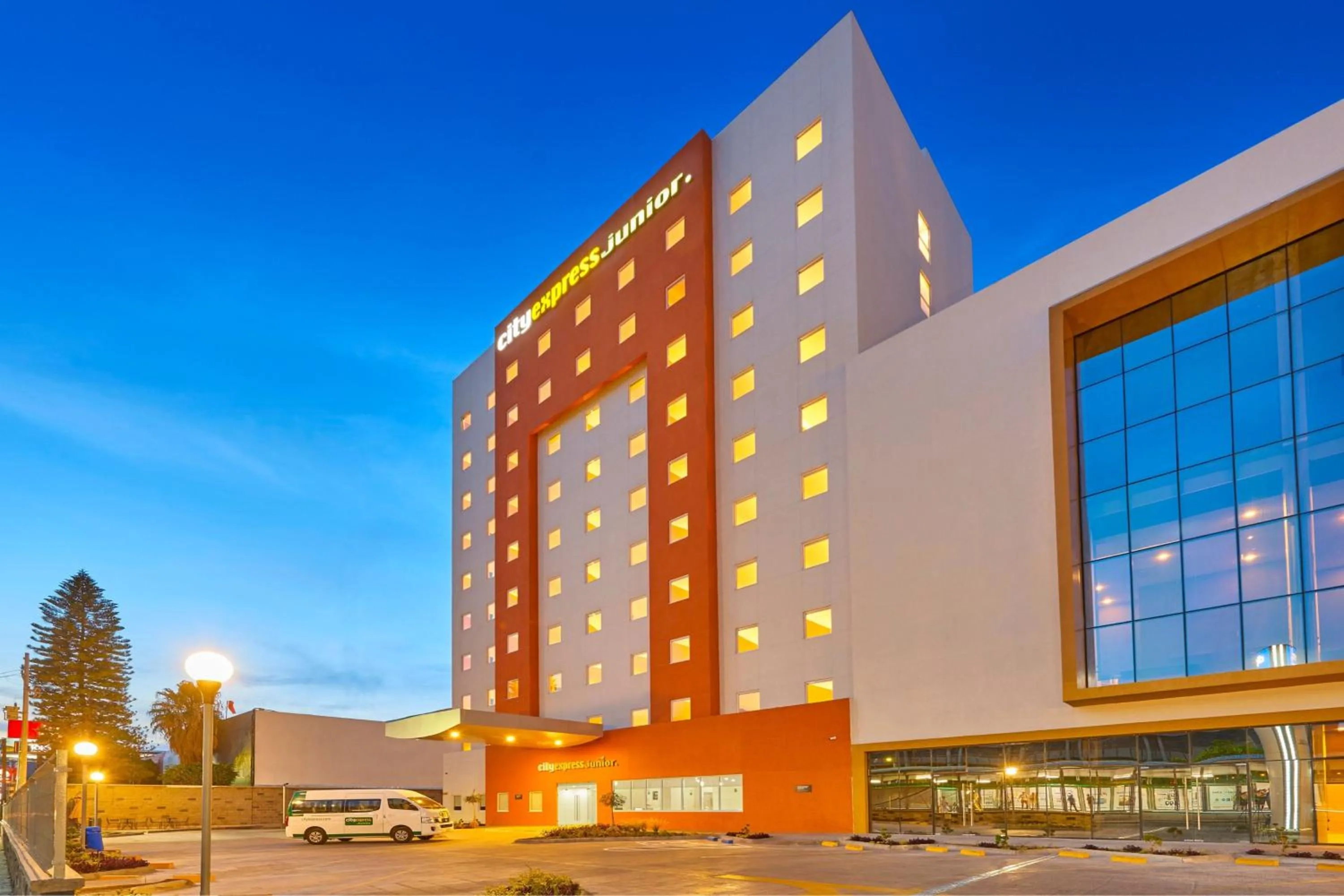 Property building in City Express Junior by Marriott Leon Centro de Convenciones