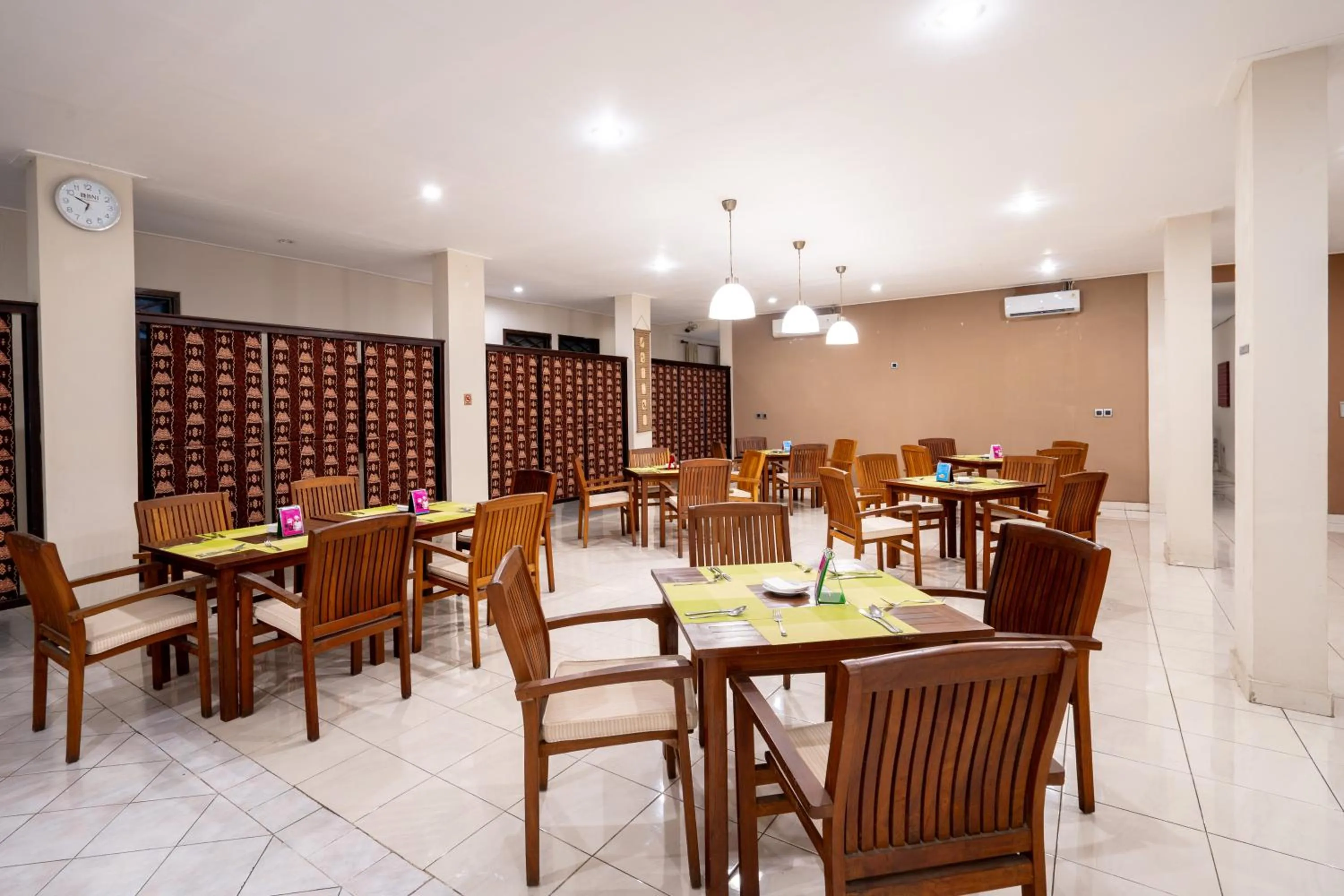 Restaurant/places to eat in Samawa Transit Hotel
