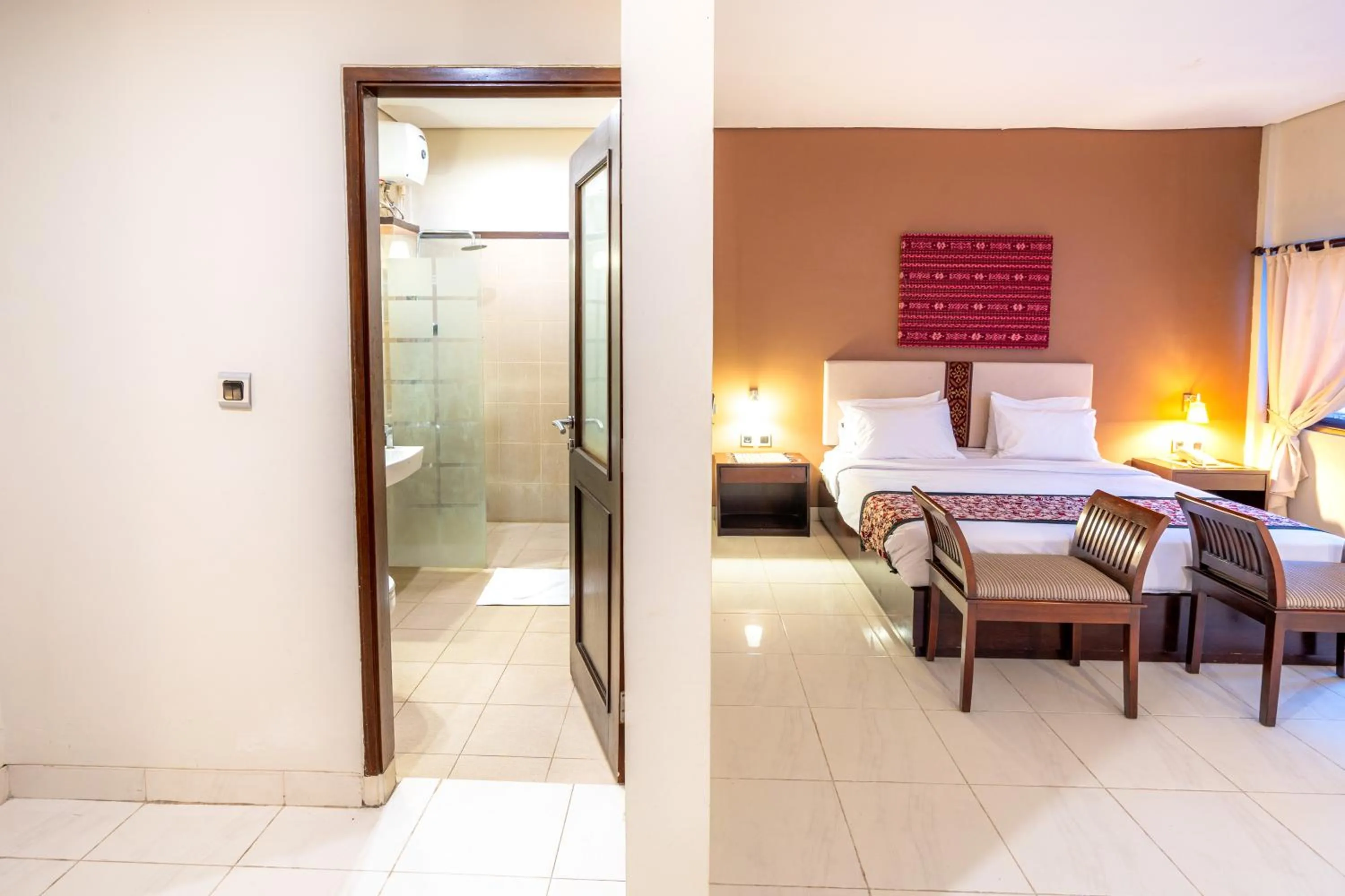 Bathroom, Bed in Samawa Transit Hotel
