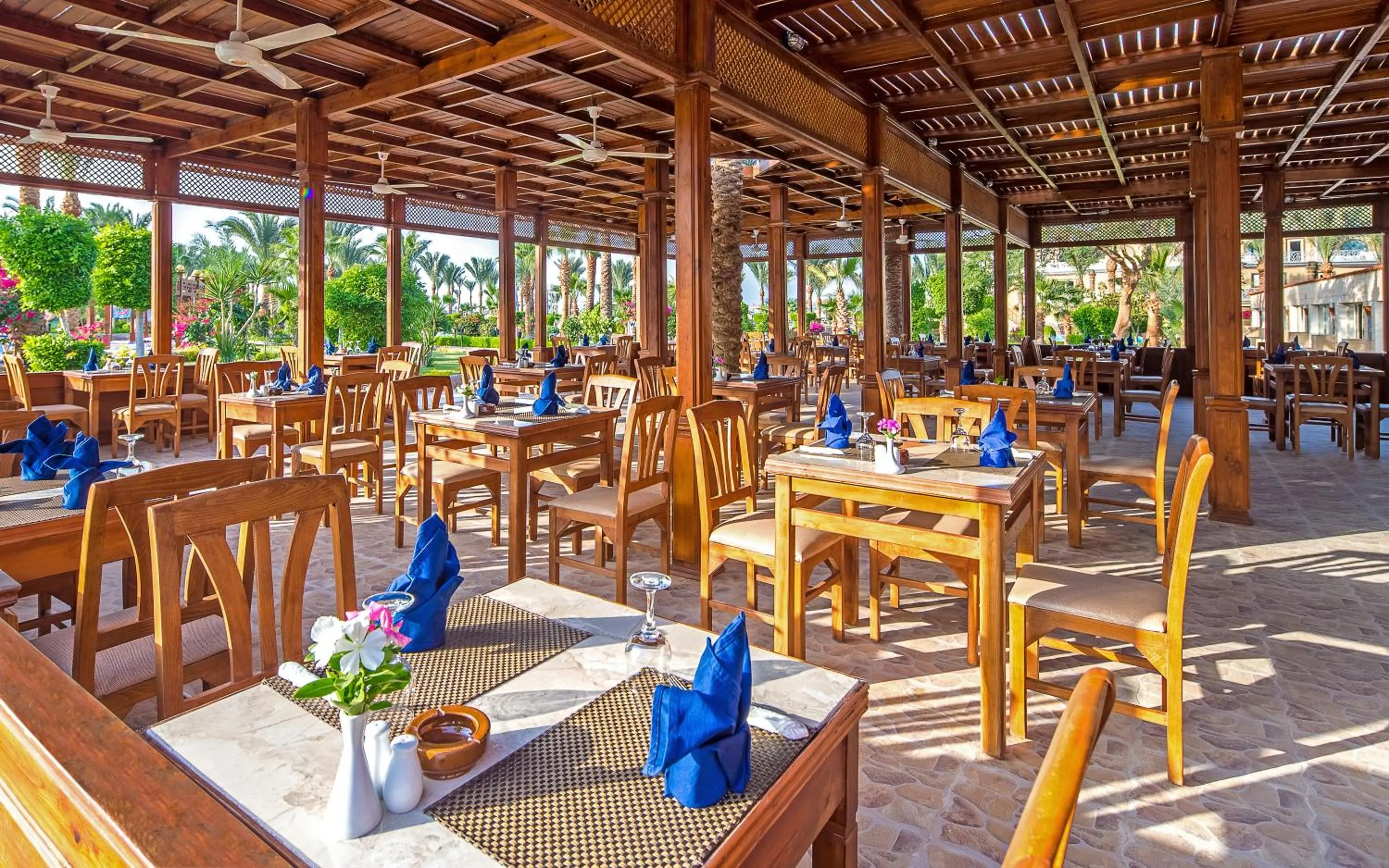 Restaurant/places to eat in Hawaii Le Jardin Aqua Resort - Families and Couples Only