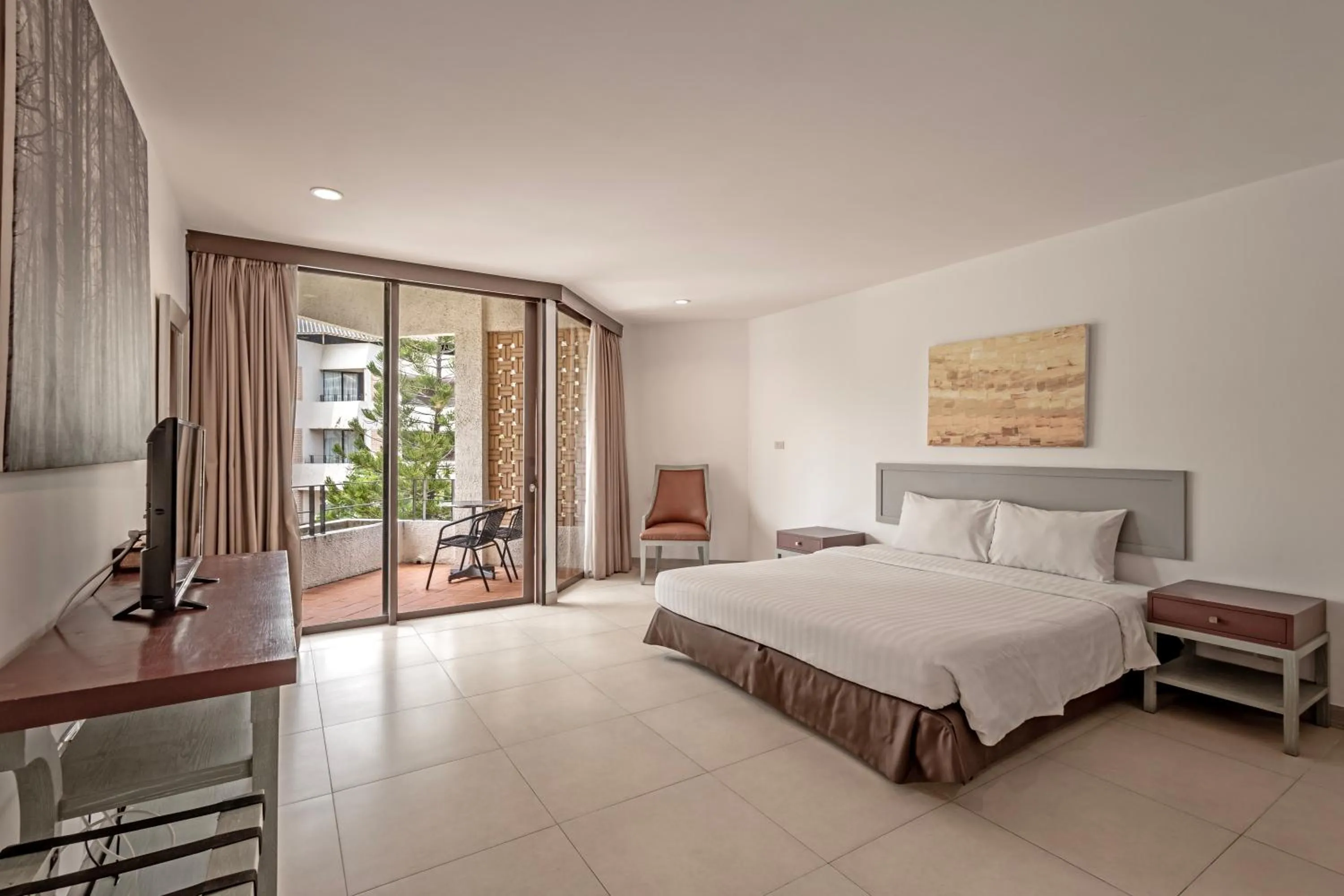 Bed in Hotel Tropicana Pattaya