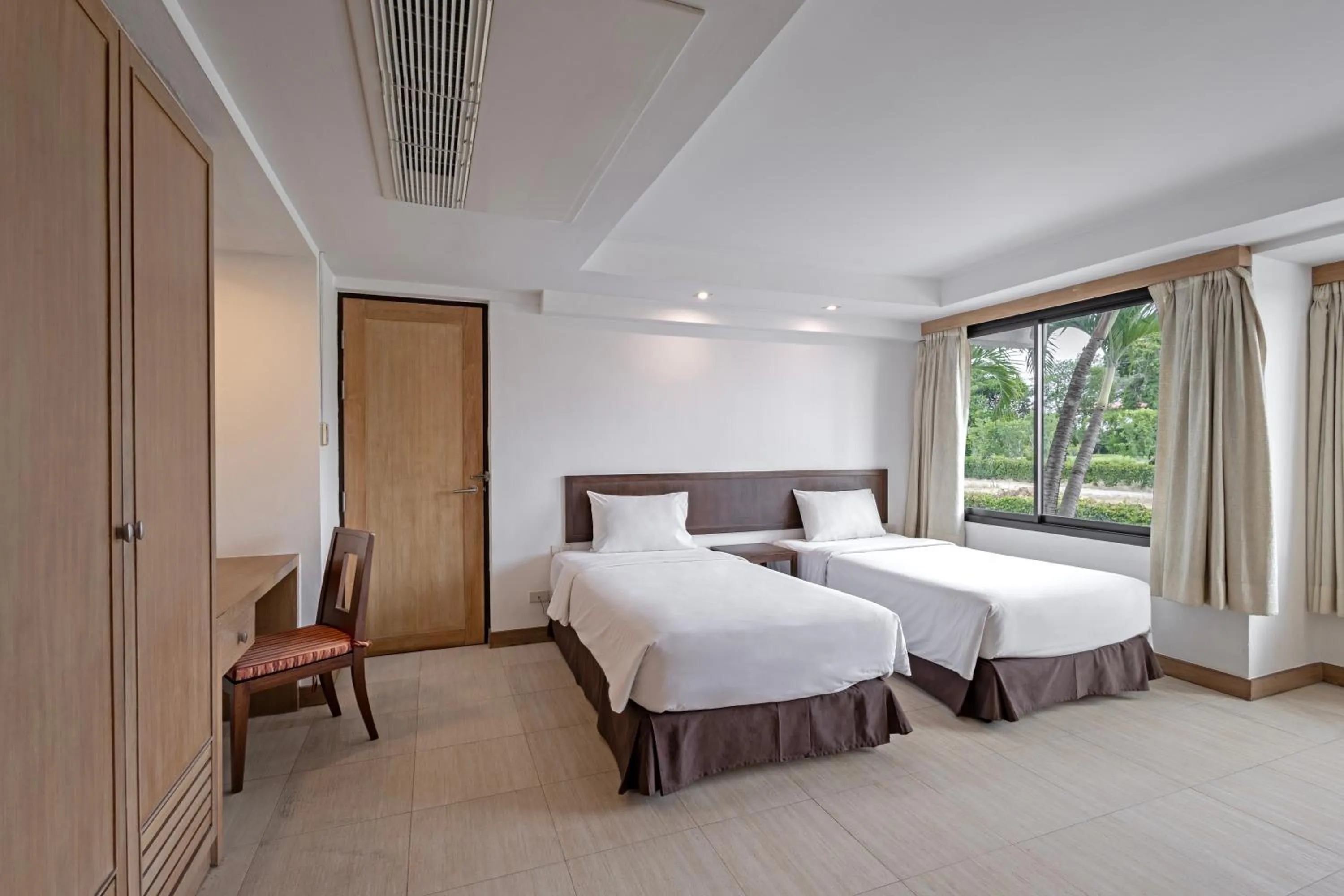 Bed in Hotel Tropicana Pattaya