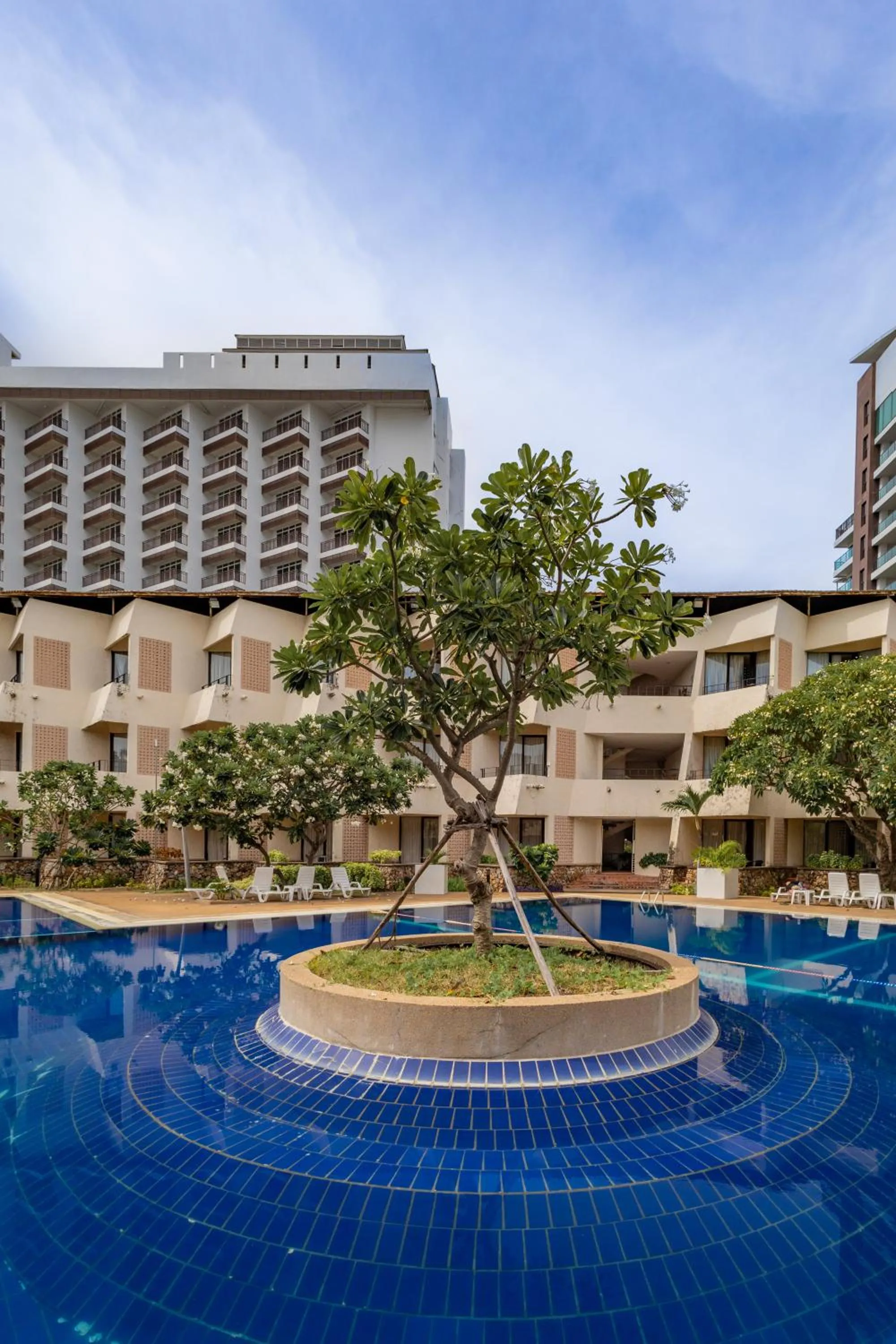 Swimming pool in Hotel Tropicana Pattaya