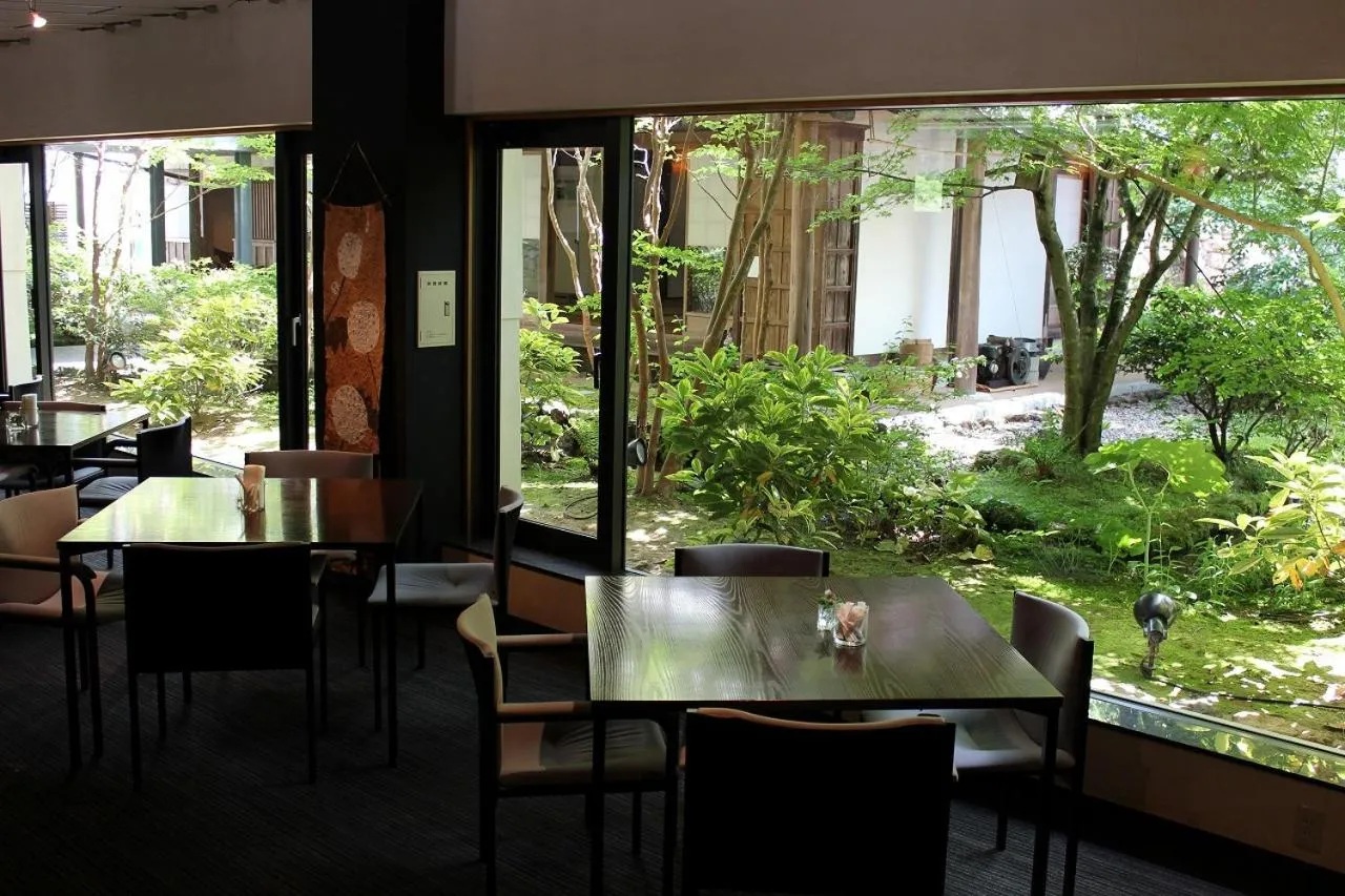 Restaurant/Places to Eat in Qraud