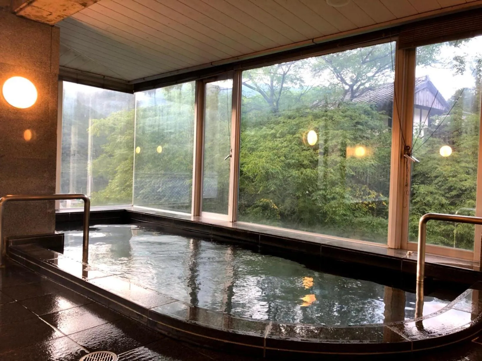 Public Bath, Swimming Pool in Qraud