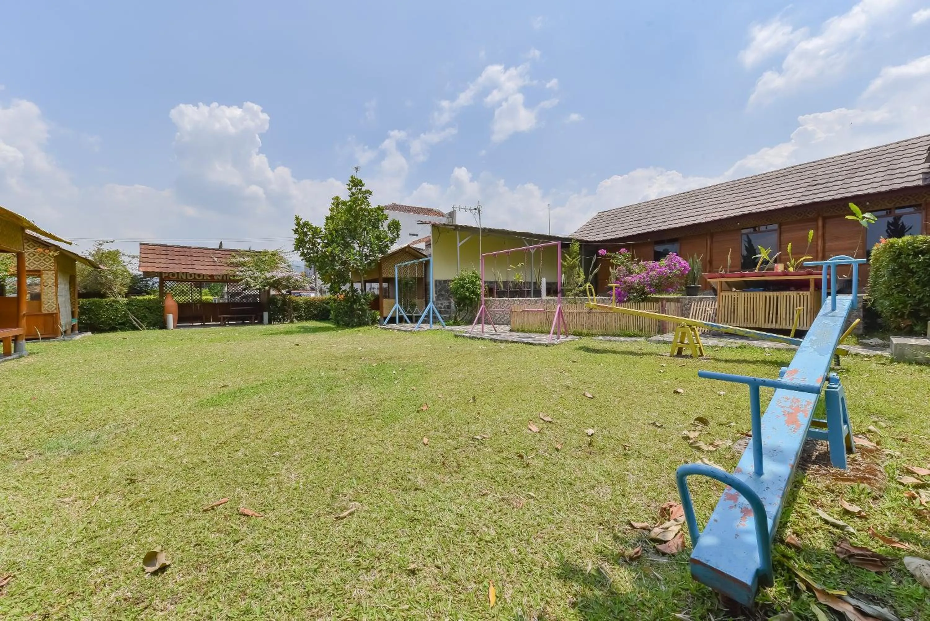 Children play ground in RedDoorz At Pondok Winagung Ciwidey