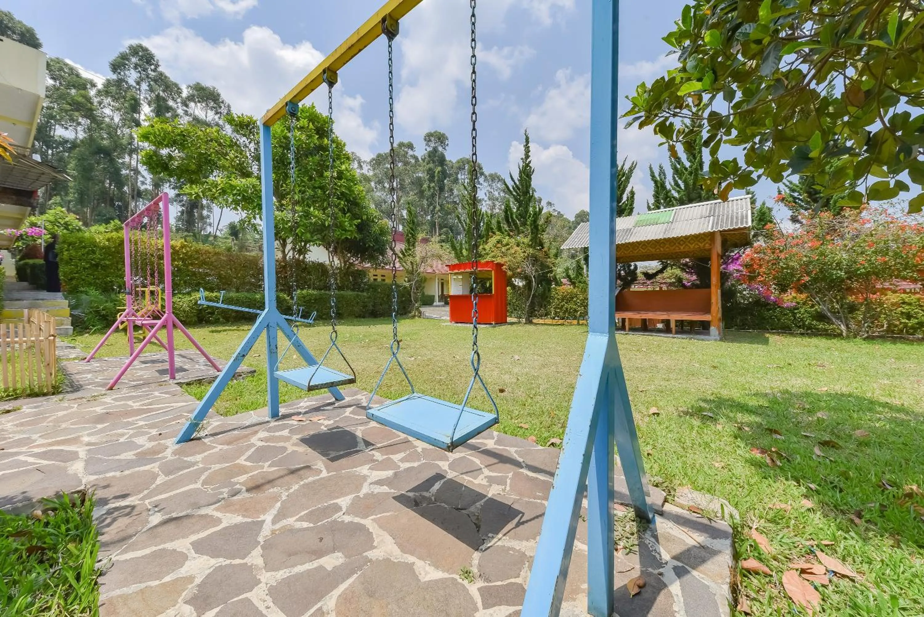 Children play ground in RedDoorz At Pondok Winagung Ciwidey