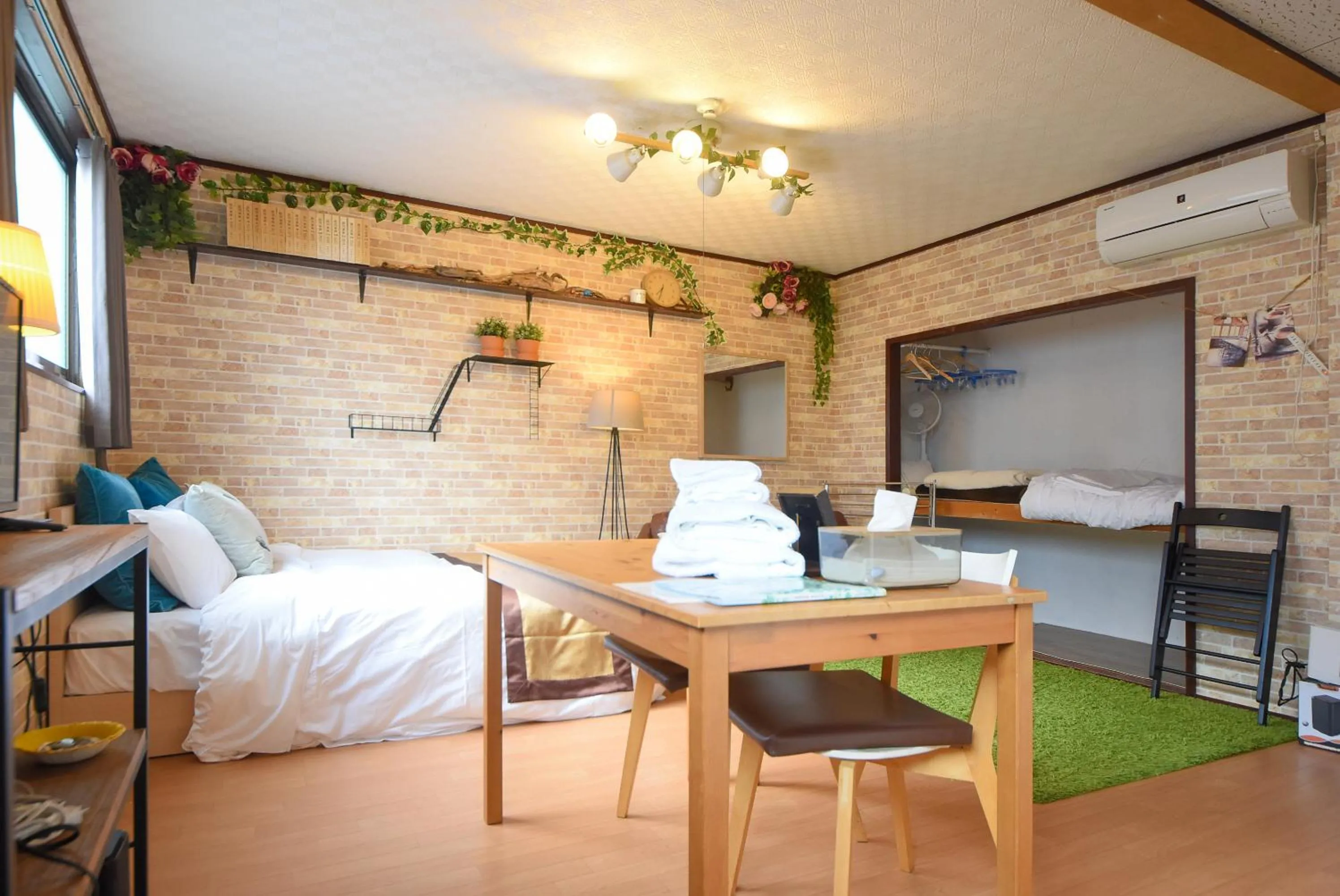 Living room, Bed in Comfy Stay MR1 & MR2