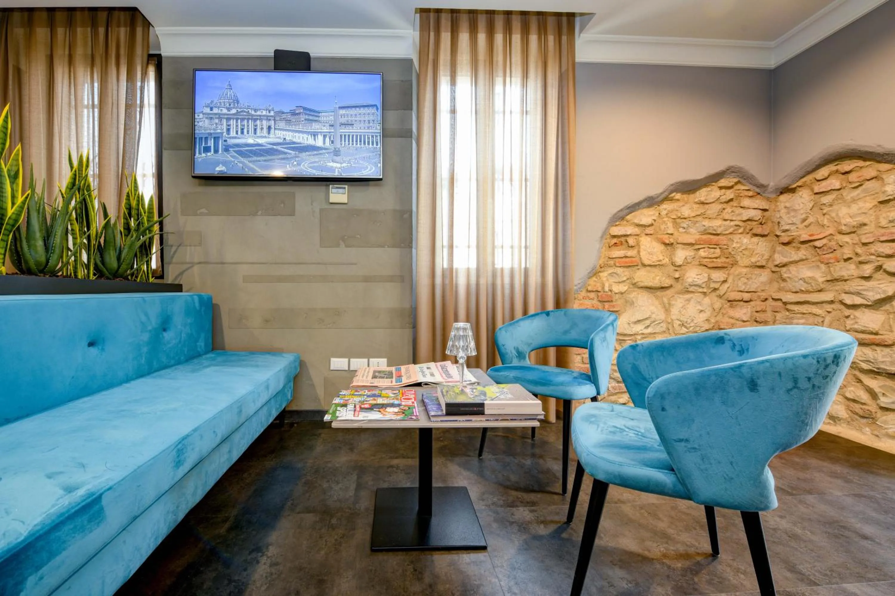 Communal lounge/ TV room in Albergo Locanda Primavera