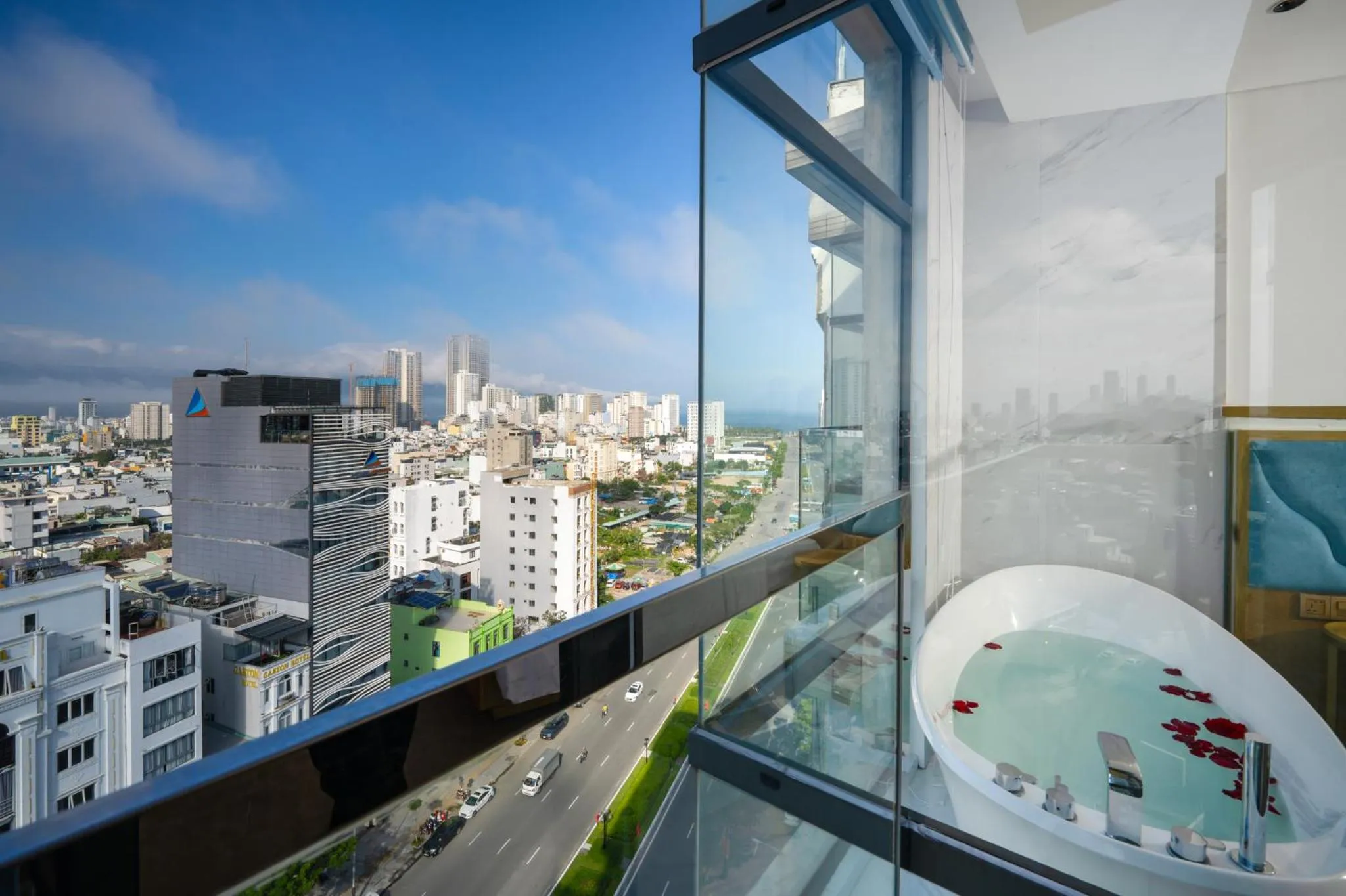 Bathroom in San Marino Boutique Danang - 10 mins to Dragon Bridge & 15 mins to My Khe Beach