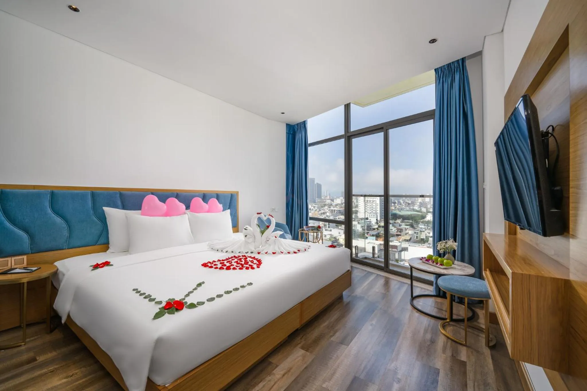 Bed in San Marino Boutique Danang - 10 mins to Dragon Bridge & 15 mins to My Khe Beach