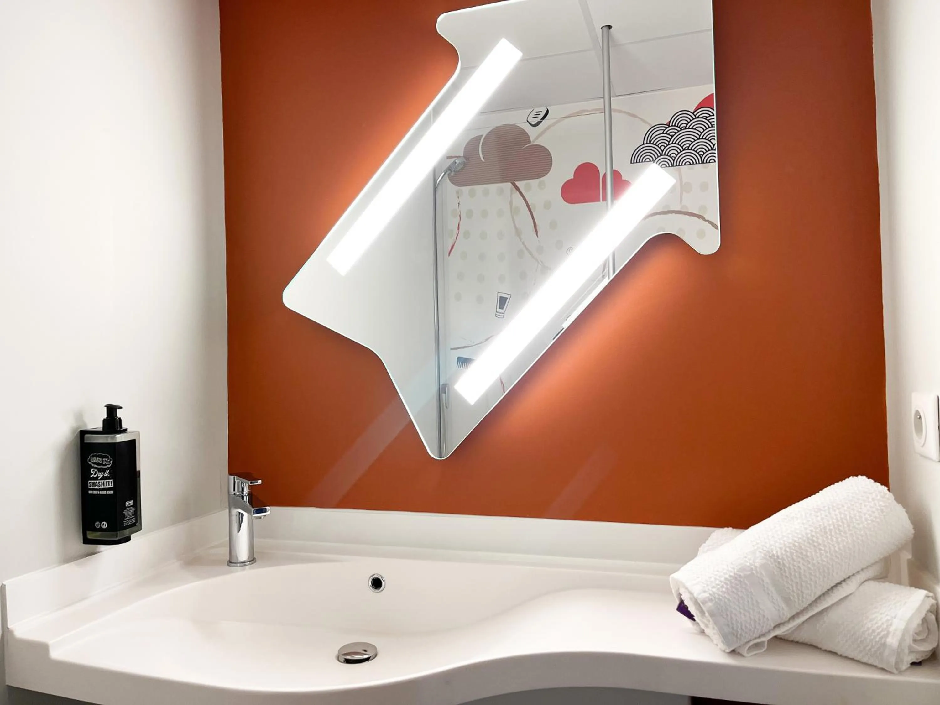 Shower in ibis budget Carcassonne La Cité