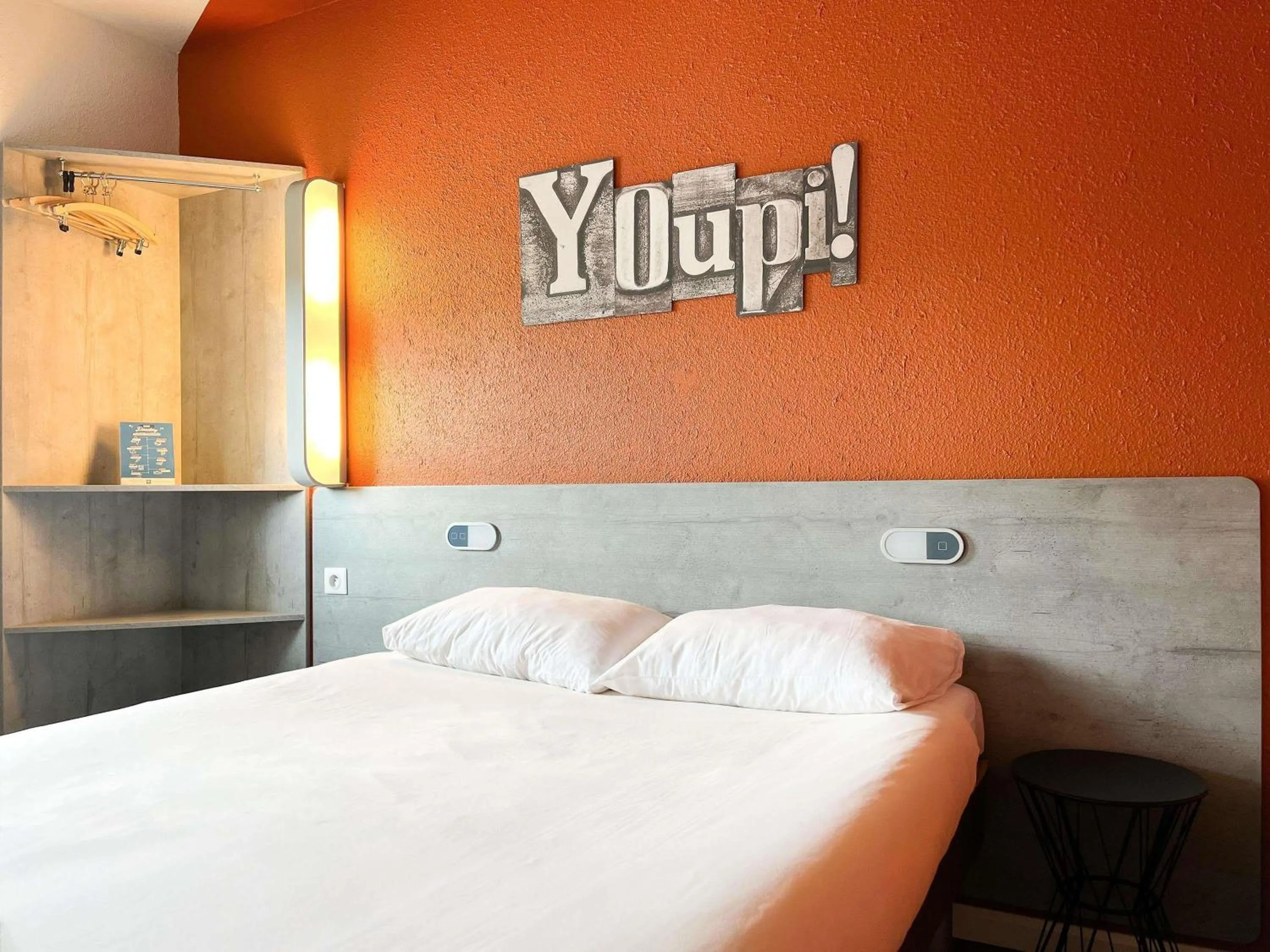 Bedroom, Bed in ibis budget Carcassonne La Cité