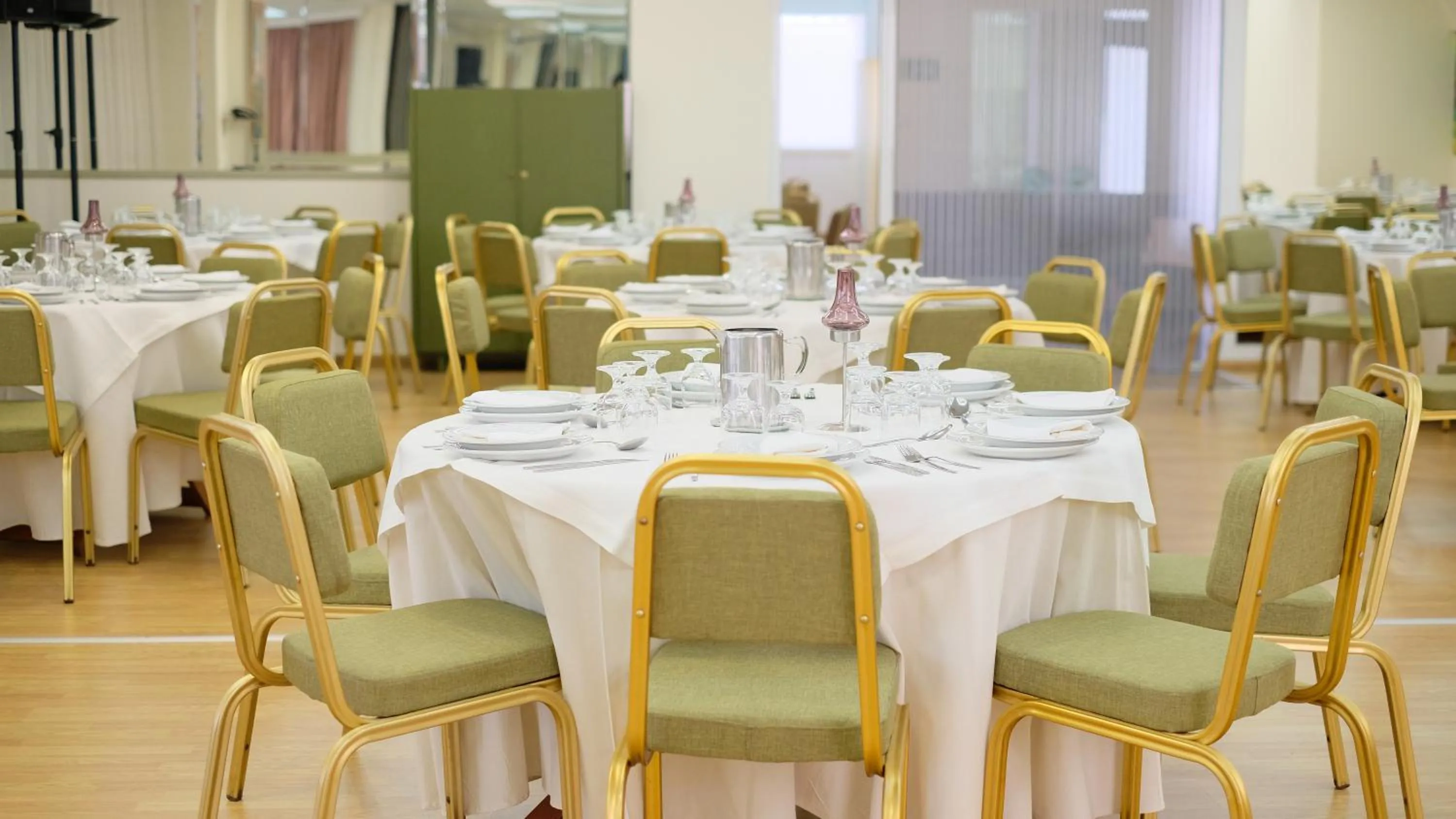 Restaurant/places to eat in Hotel Metropol