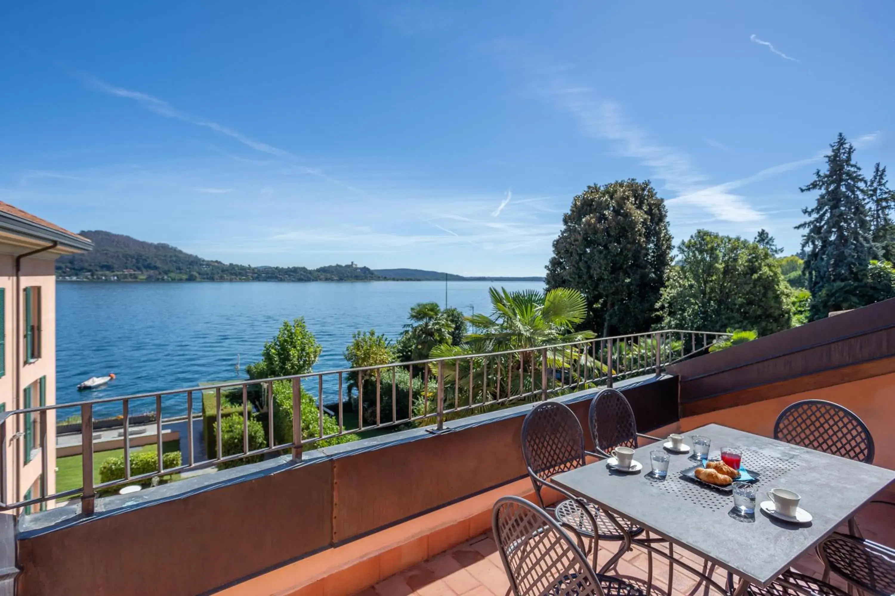 Two-Bedroom Apartment with Terrace and Lake View in Resort Antico Verbano Two-Bedroom Apartment with Terrace and Lake View in Resort Antico Verbano