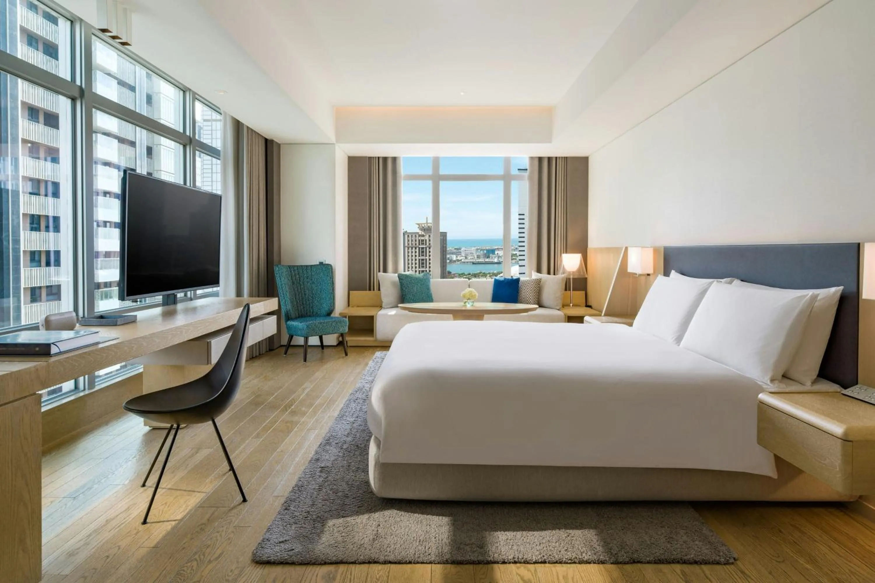 Photo of the whole room, Bed in THE AMNIS, a Luxury Collection Hotel, Kaohsiung