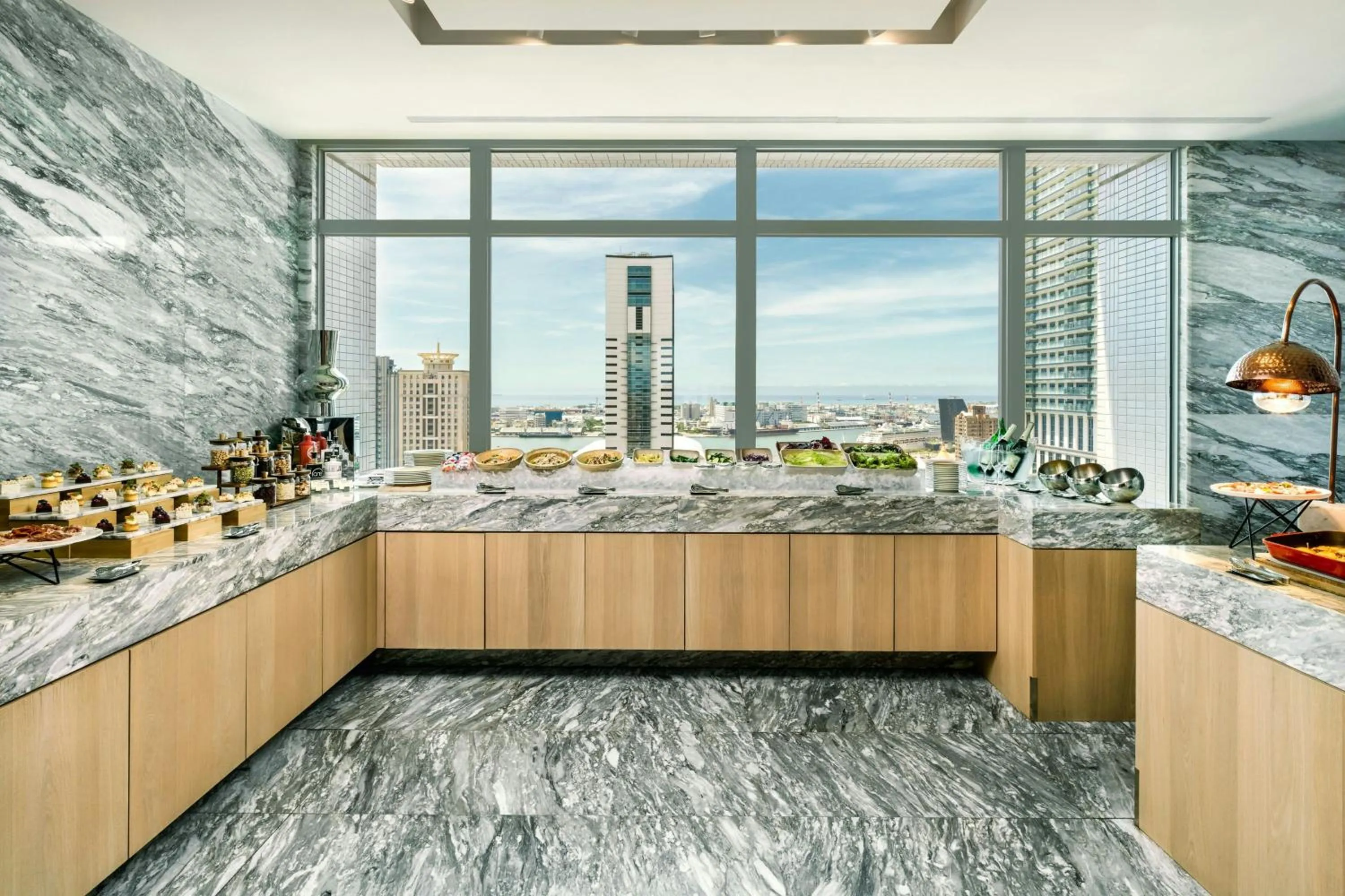 Lounge or bar in THE AMNIS, a Luxury Collection Hotel, Kaohsiung