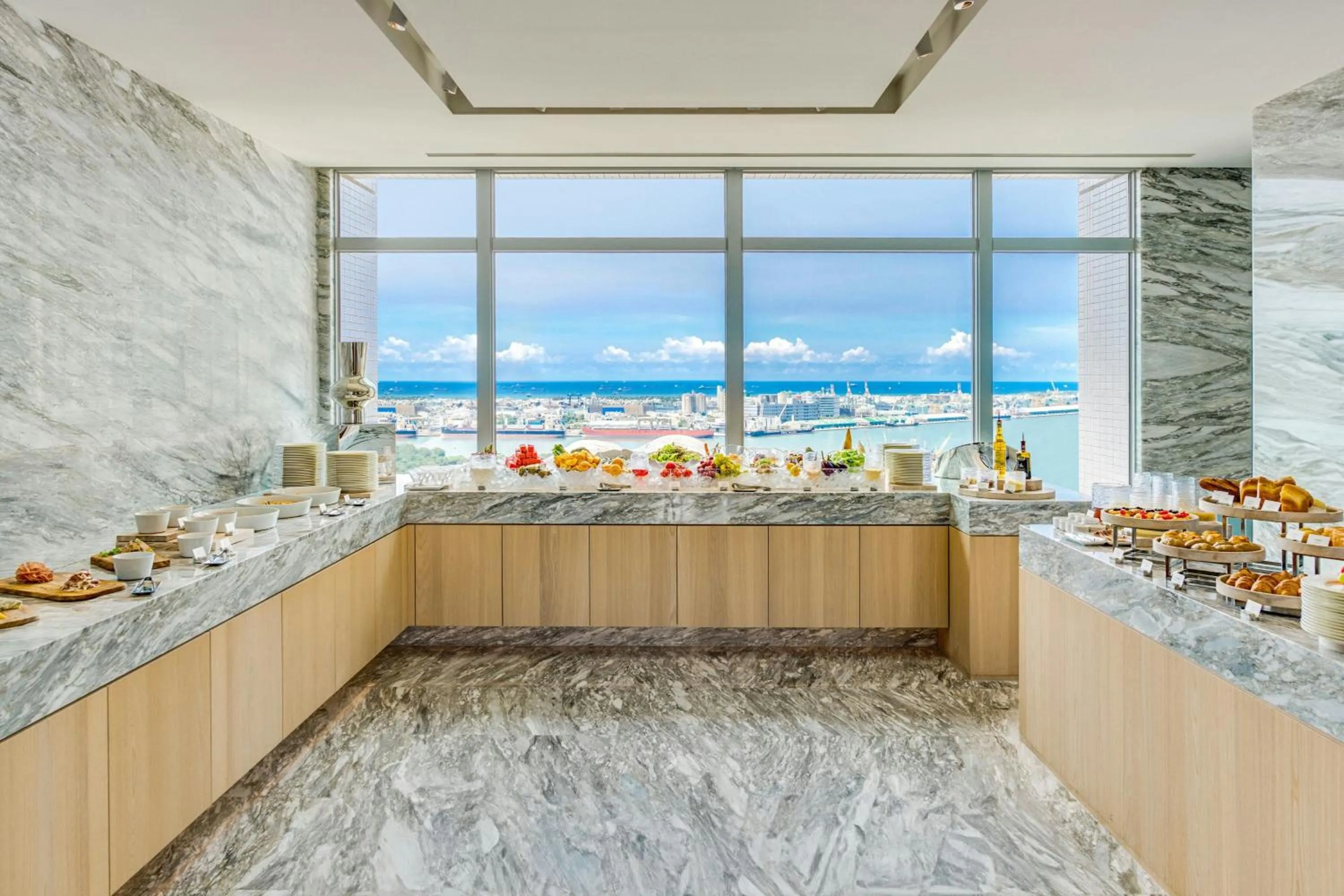 Lounge or bar in THE AMNIS, a Luxury Collection Hotel, Kaohsiung