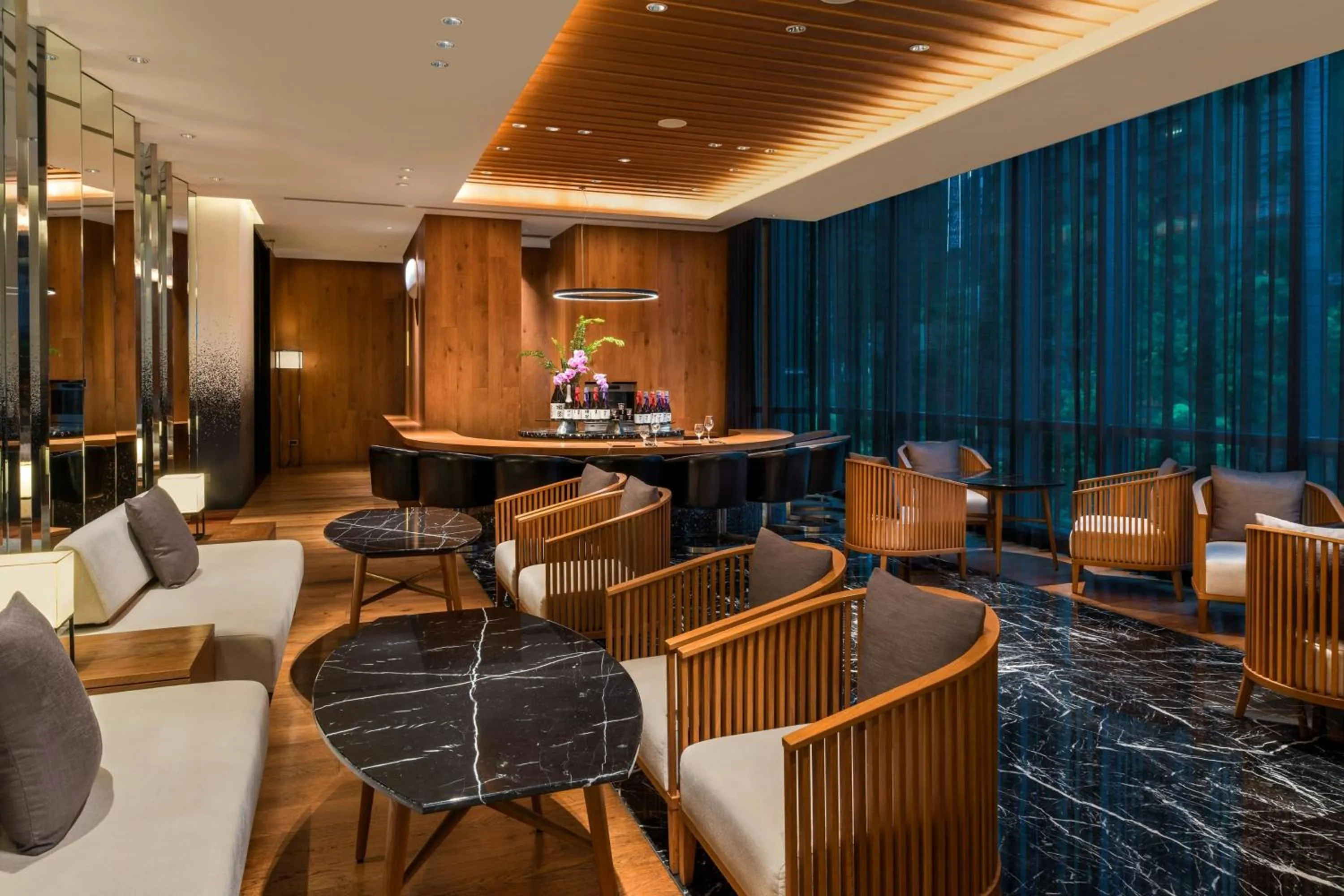 Lounge or bar in THE AMNIS, a Luxury Collection Hotel, Kaohsiung