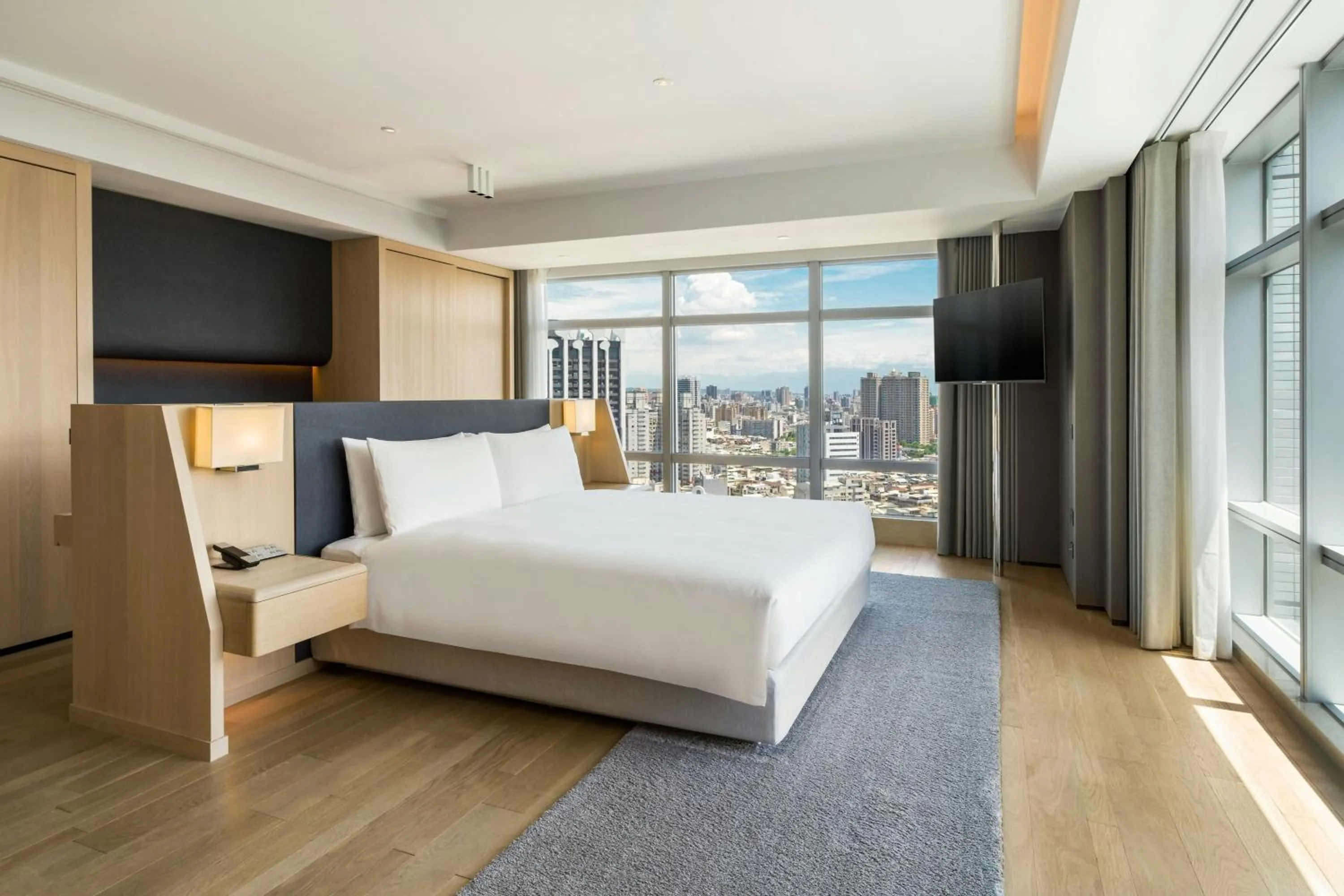 Photo of the whole room, Bed in THE AMNIS, a Luxury Collection Hotel, Kaohsiung