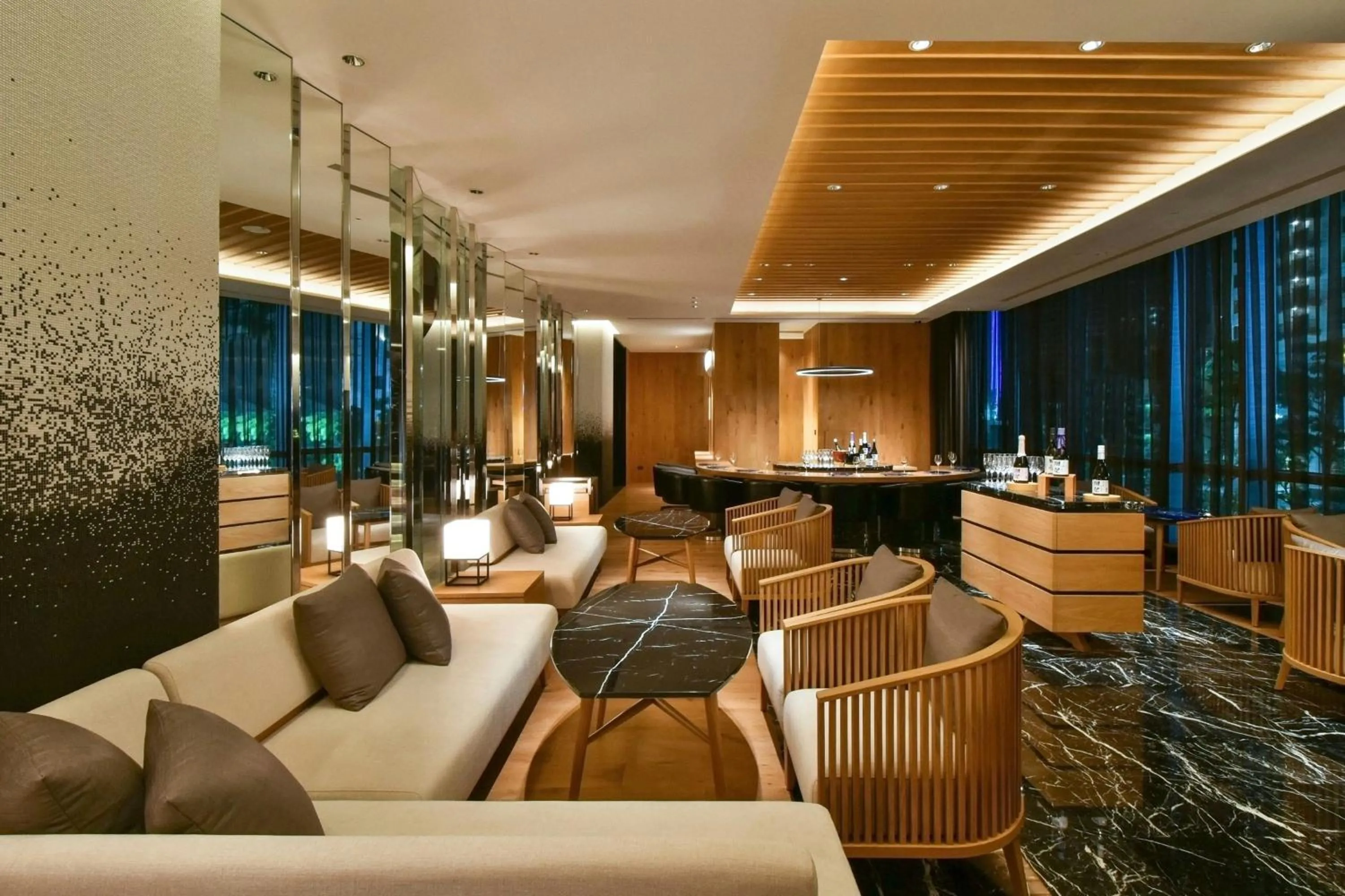 Lounge or bar in THE AMNIS, a Luxury Collection Hotel, Kaohsiung